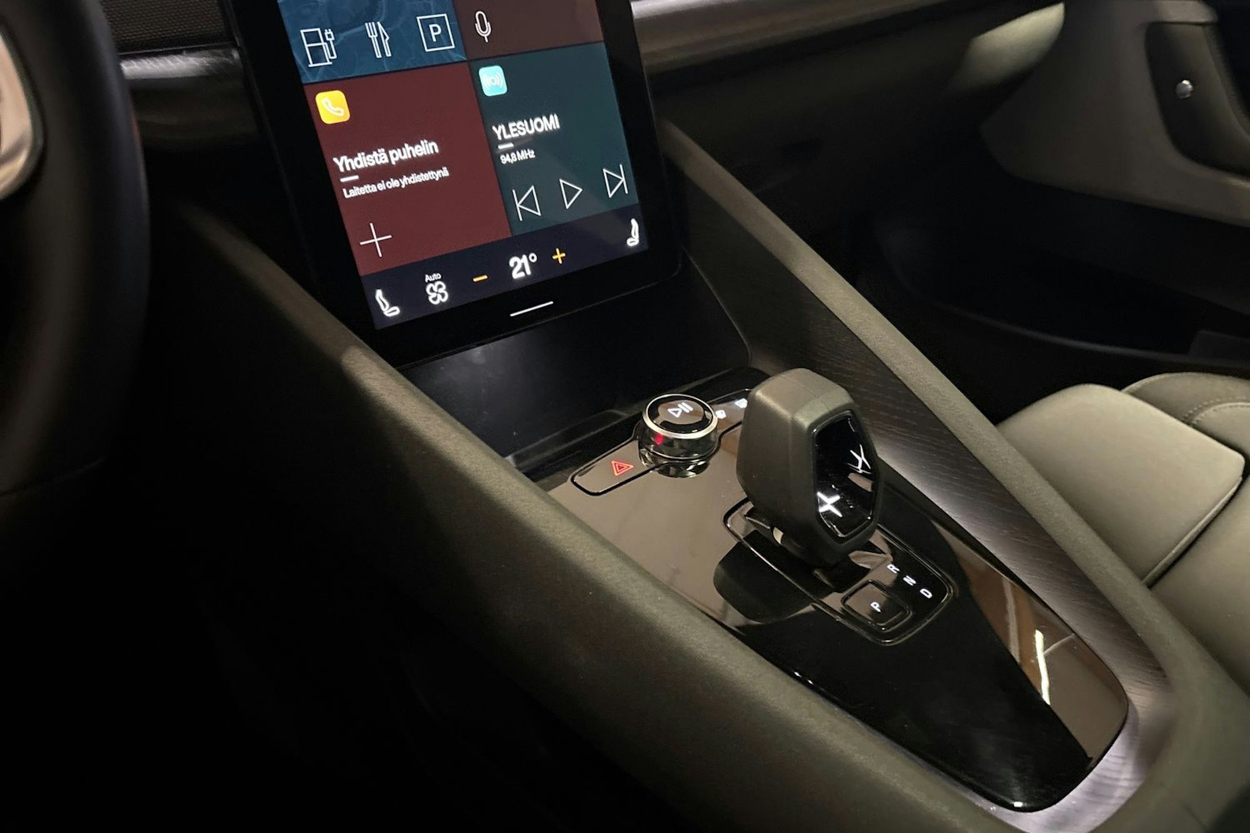 Valkoinen Polestar 2 2021 kuva 26.