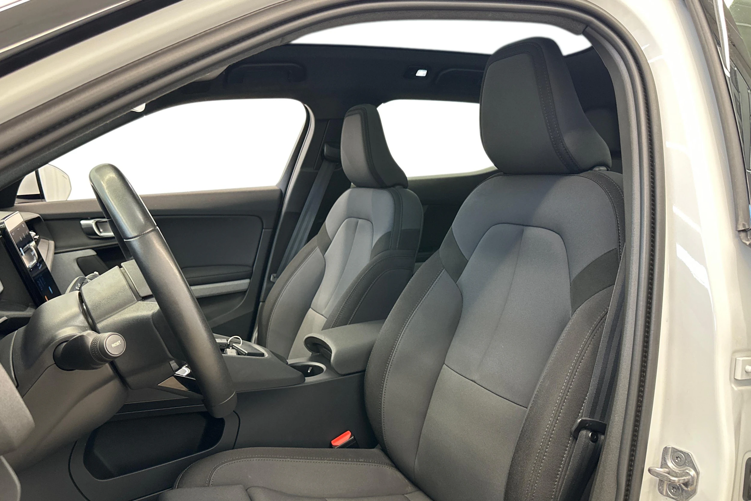 valkoinen Polestar 2 2021 kuva 6.