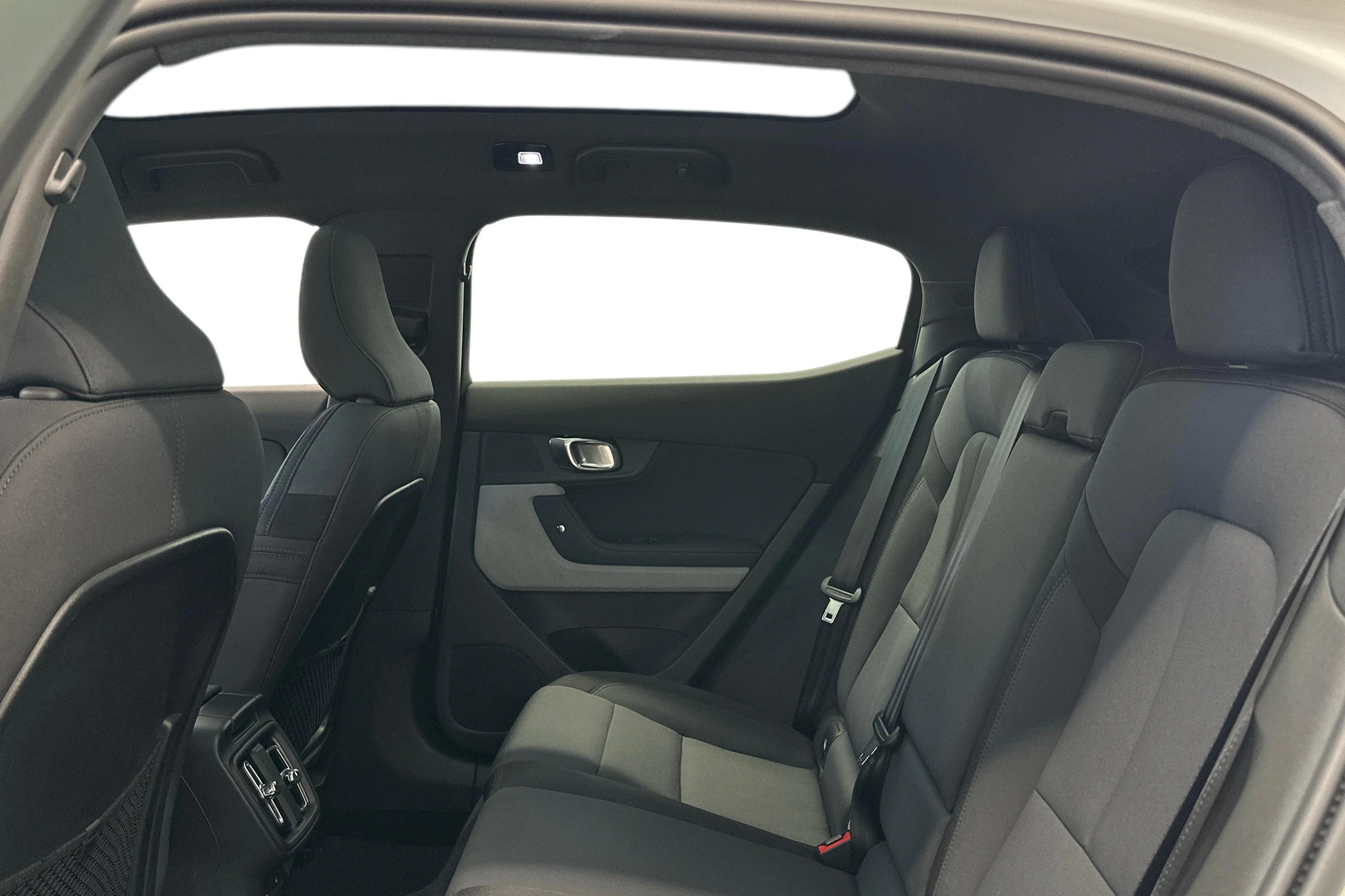 valkoinen Polestar 2 2021 kuva 8.
