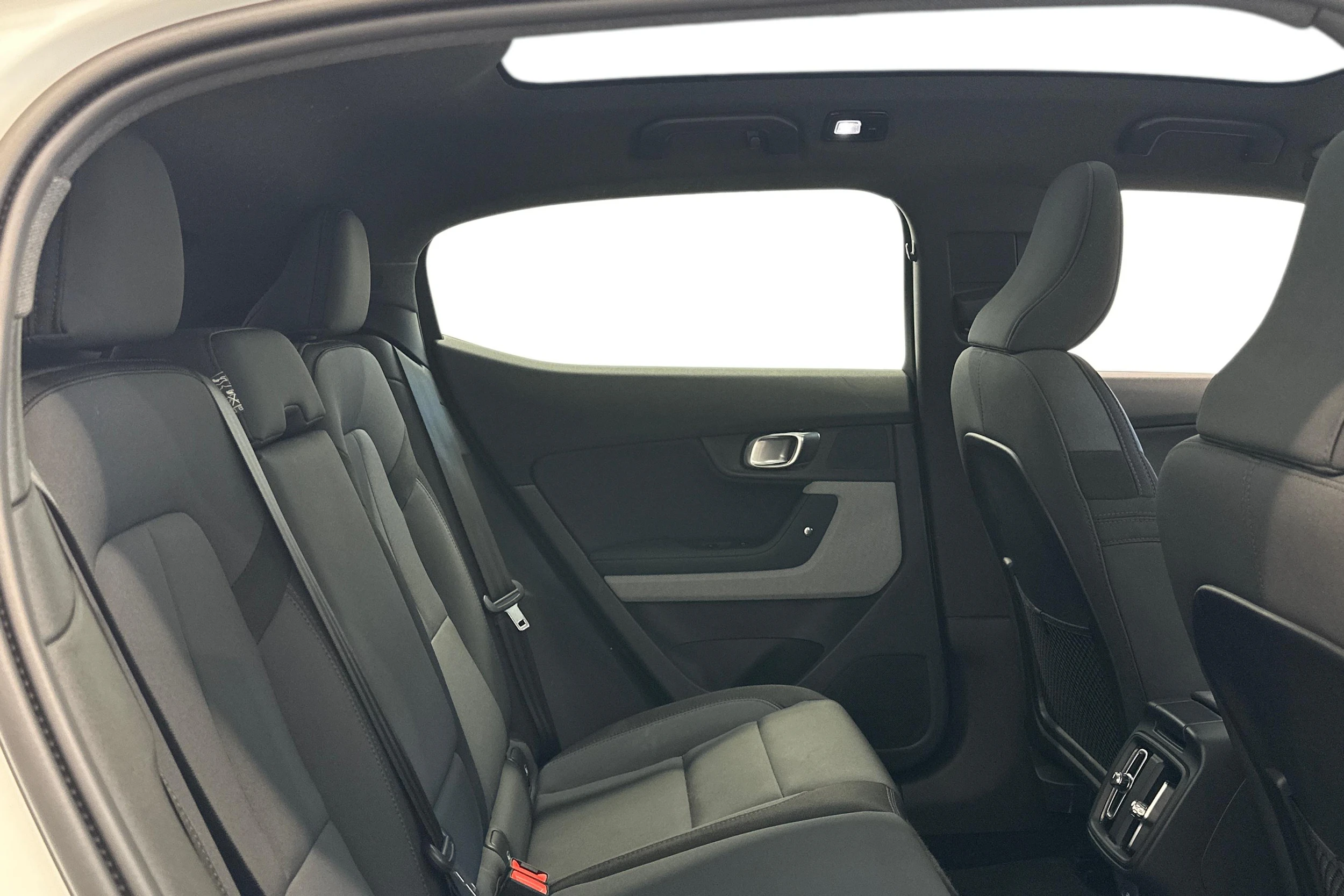 valkoinen Polestar 2 2021 kuva 9.
