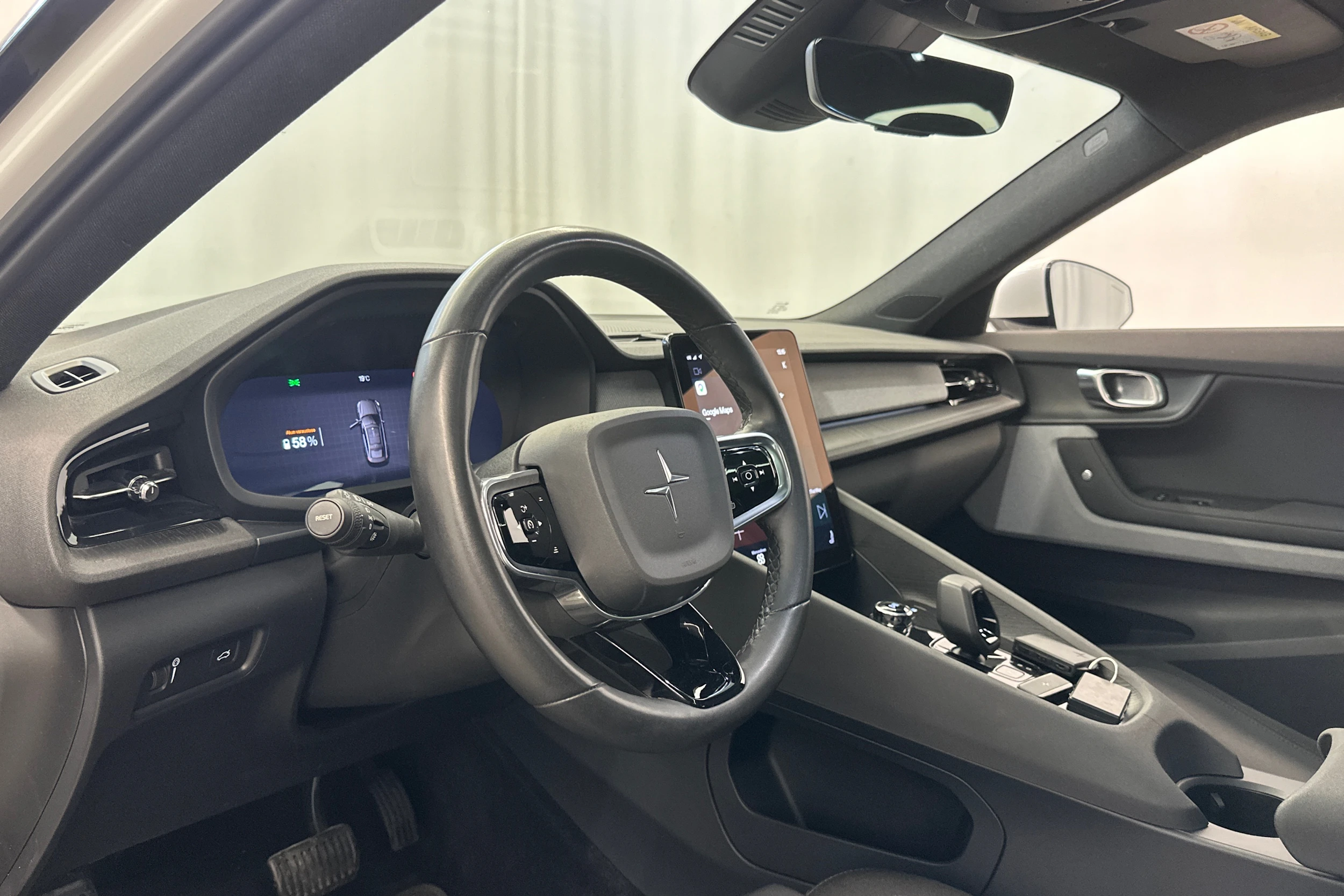 valkoinen Polestar 2 2021 kuva 10.