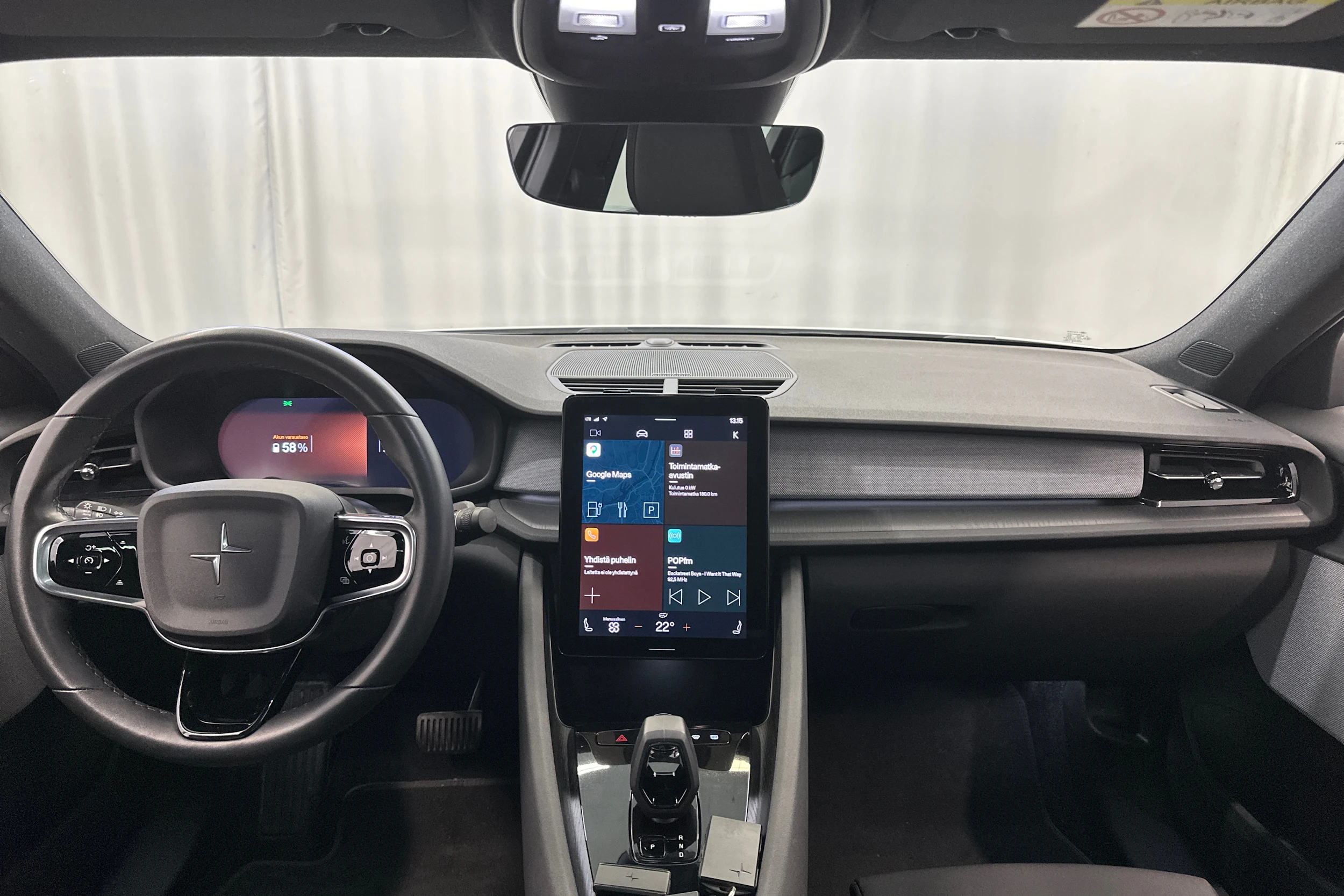 valkoinen Polestar 2 2021 kuva 11.