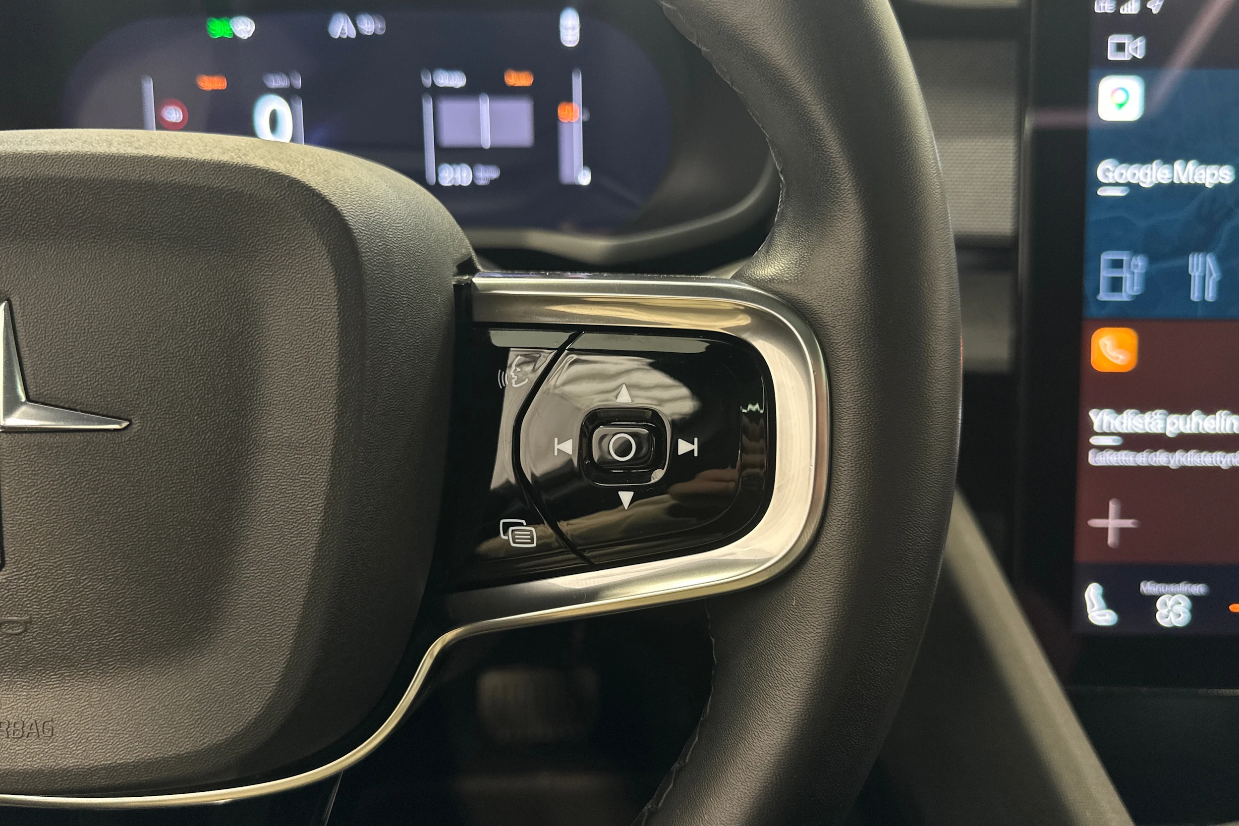valkoinen Polestar 2 2021 kuva 14.