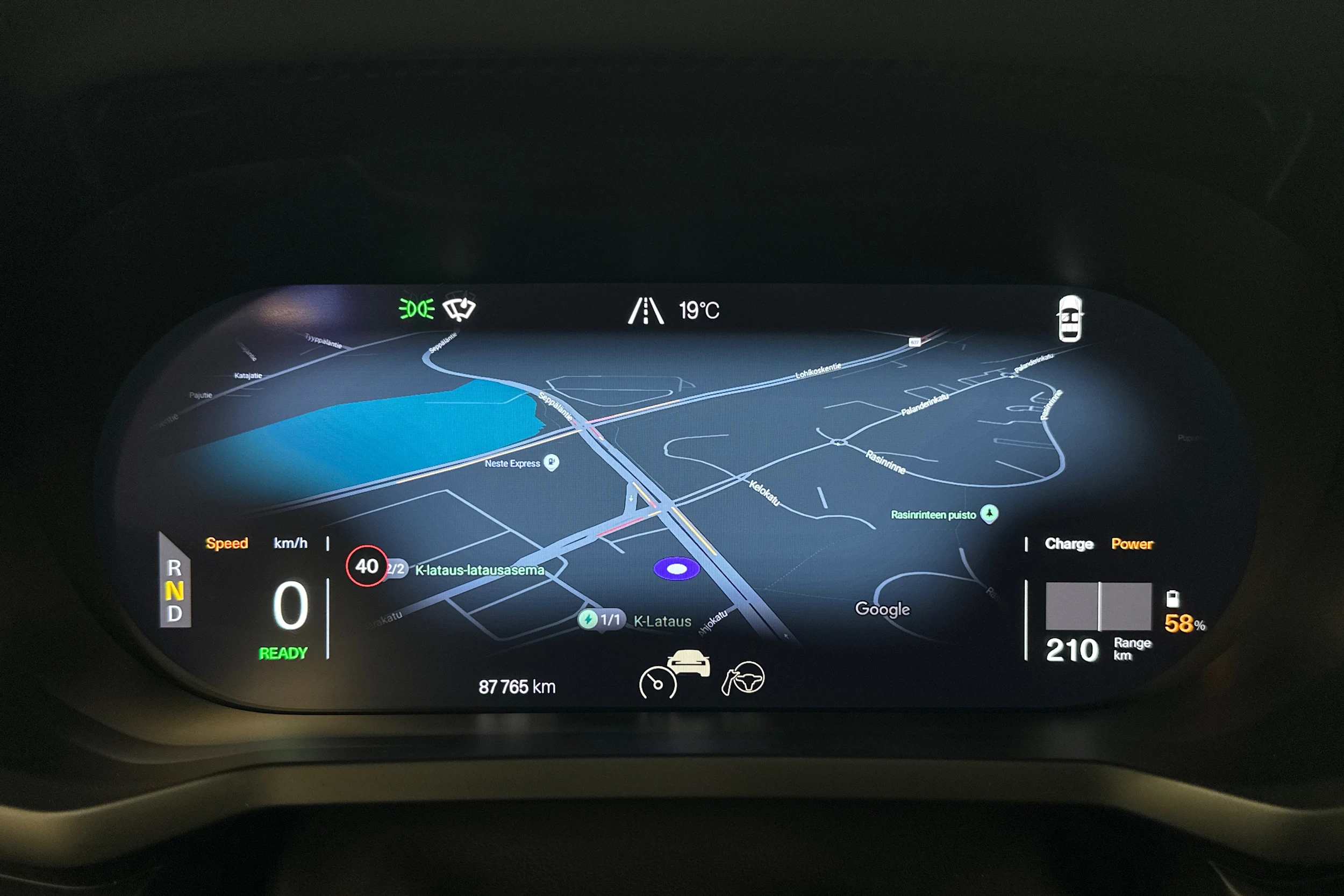 valkoinen Polestar 2 2021 kuva 15.