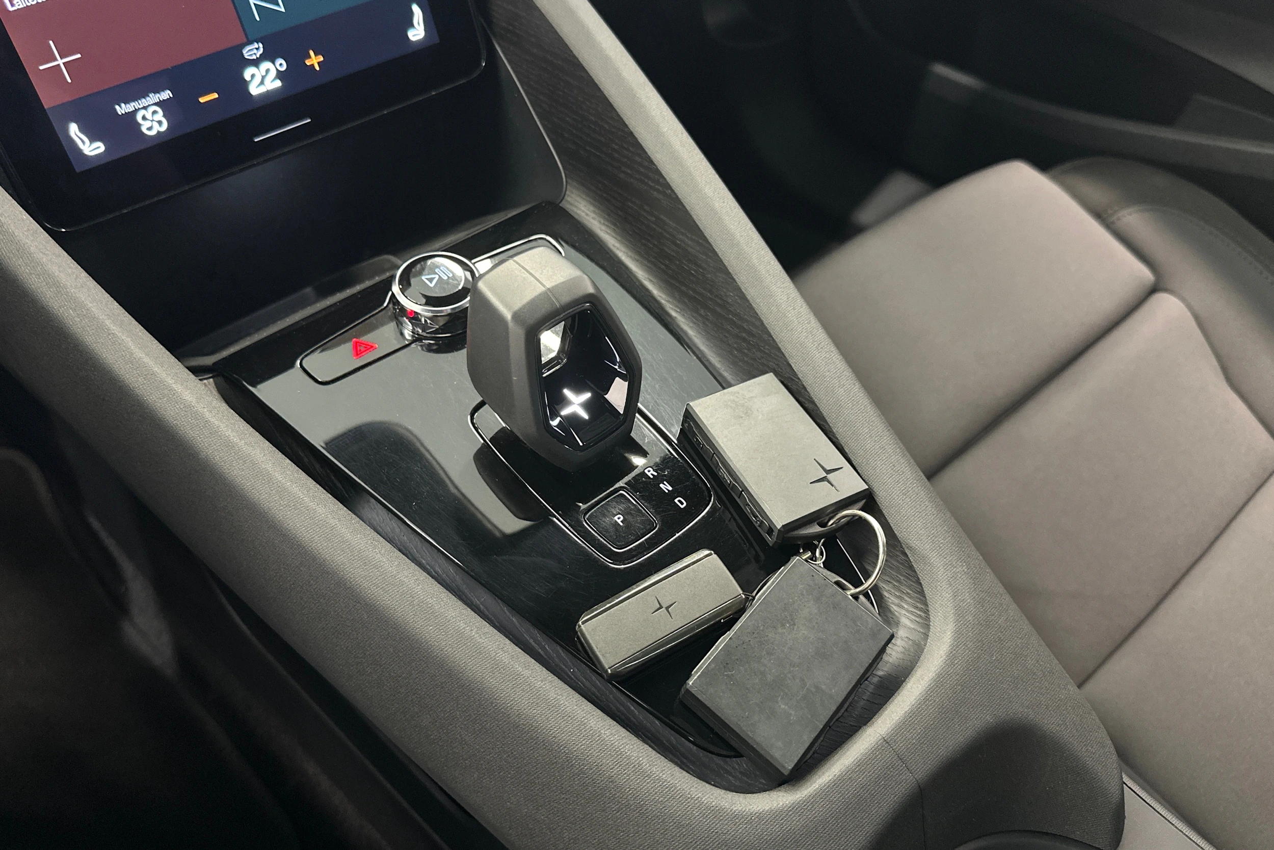valkoinen Polestar 2 2021 kuva 16.