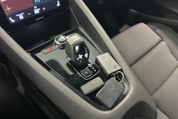 valkoinen Polestar 2 2021 kuva 16.