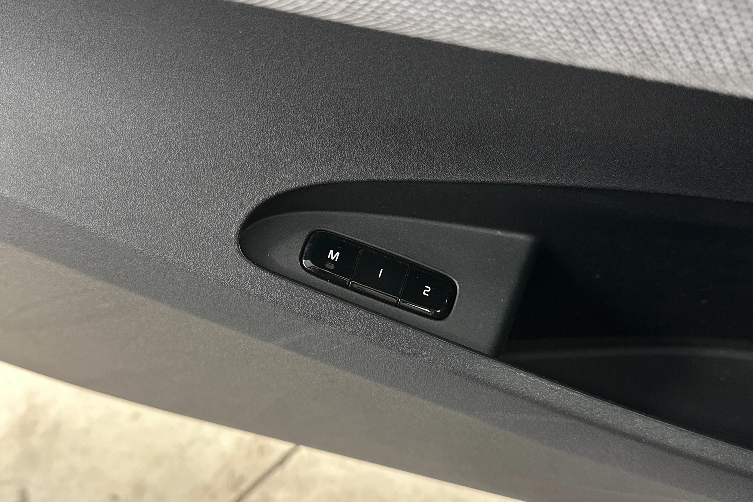 valkoinen Polestar 2 2021 kuva 22.