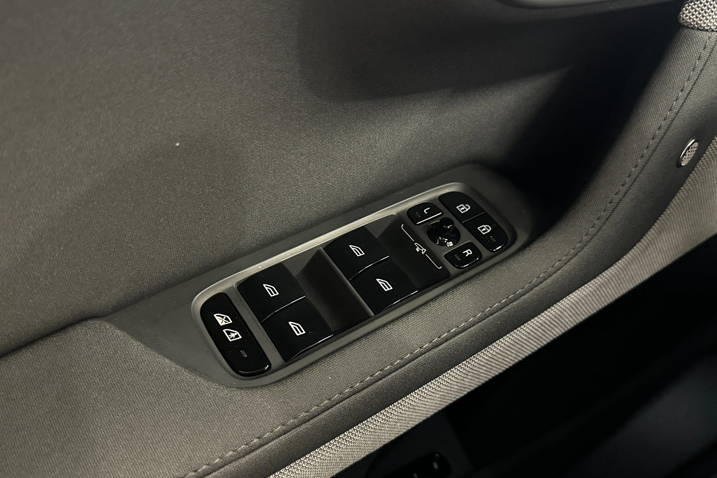 valkoinen Polestar 2 2021 kuva 24.