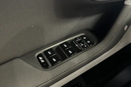 valkoinen Polestar 2 2021 kuva 24.