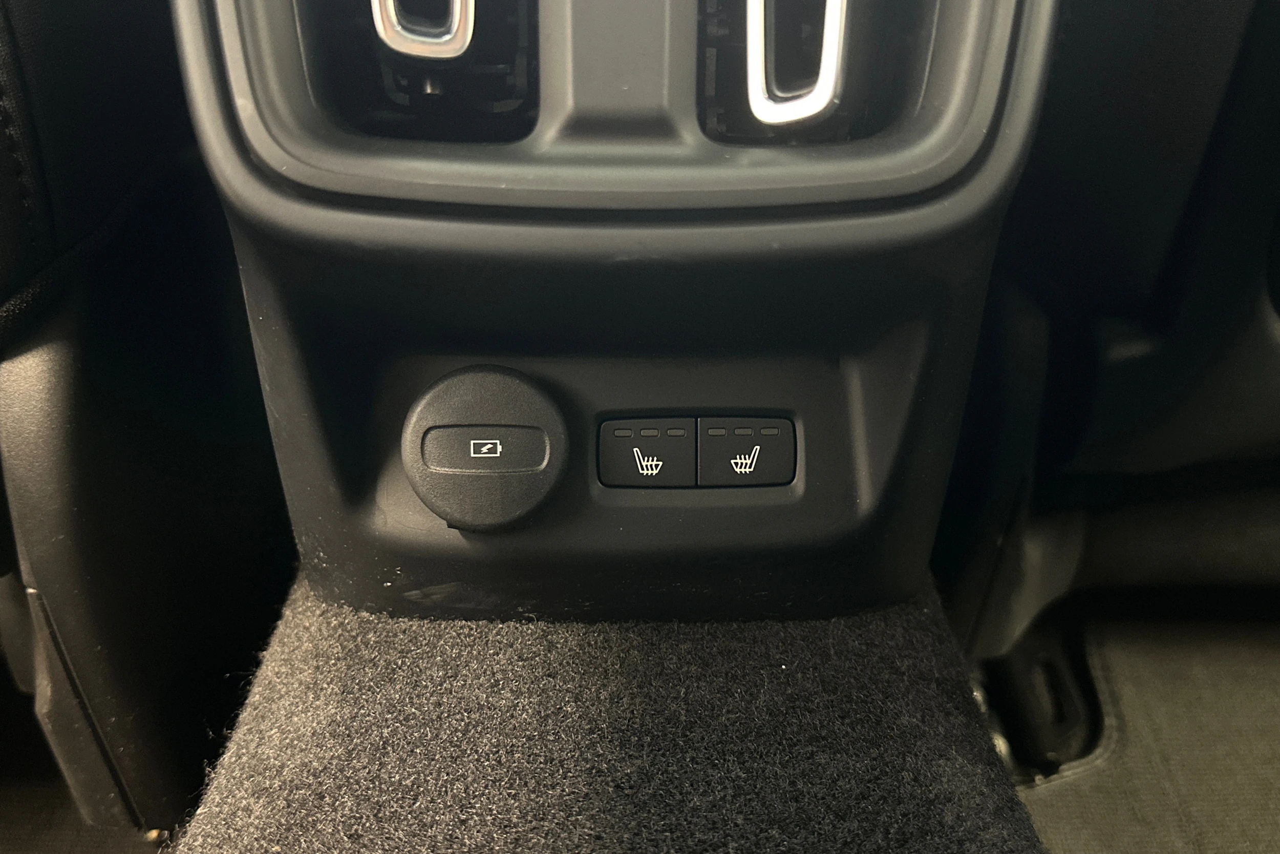 valkoinen Polestar 2 2021 kuva 25.