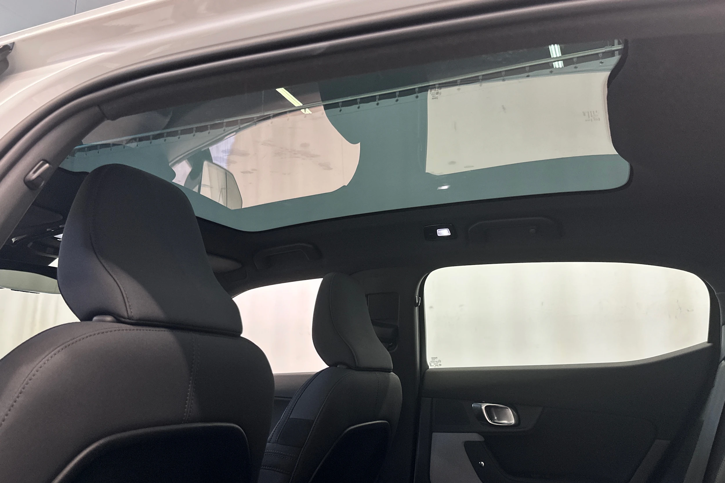 valkoinen Polestar 2 2021 kuva 26.