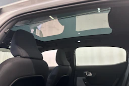 valkoinen Polestar 2 2021 kuva 26.
