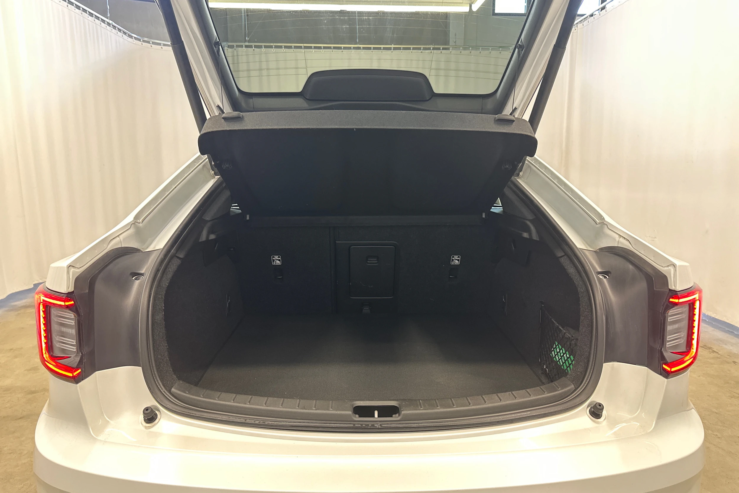 valkoinen Polestar 2 2021 kuva 27.