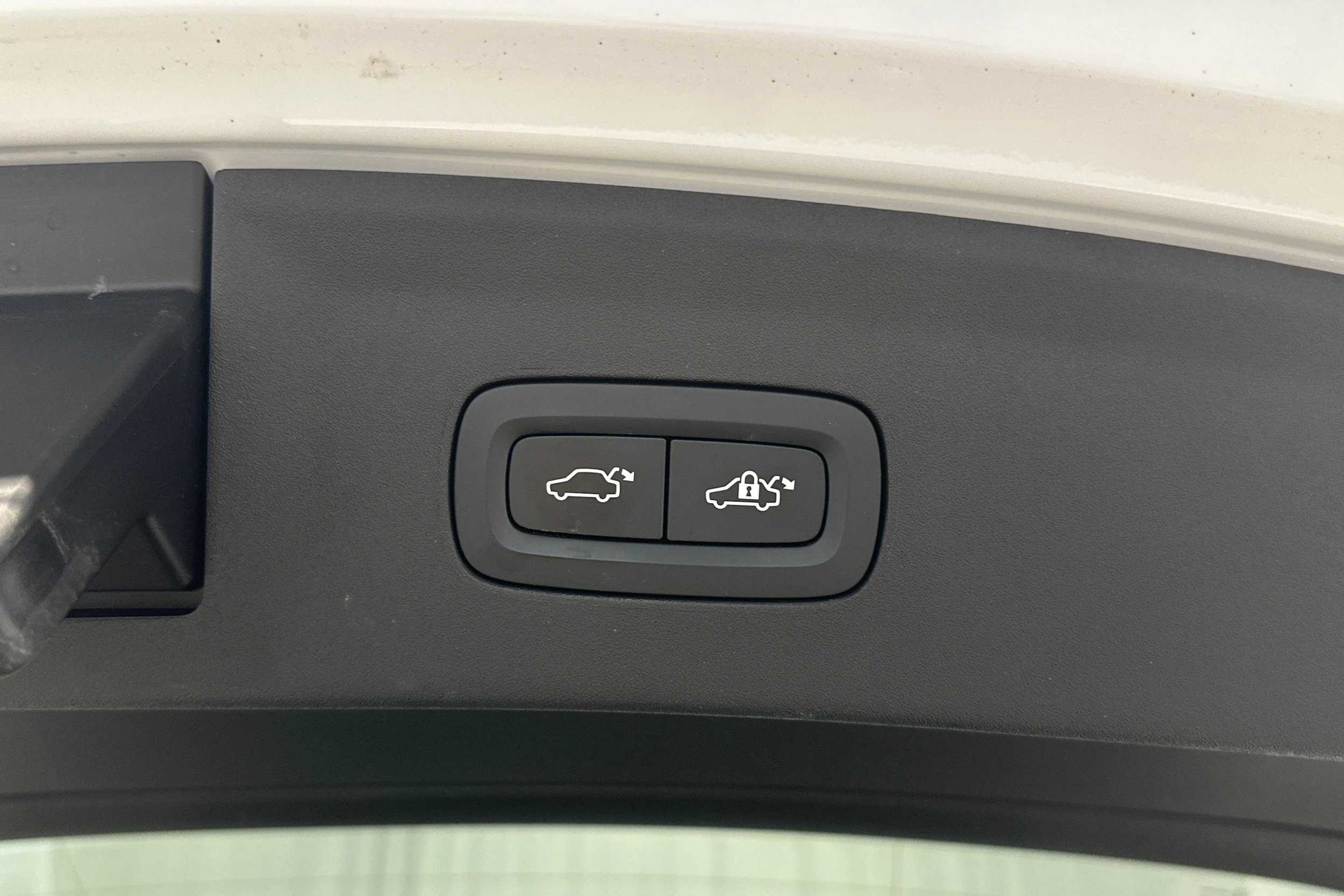 valkoinen Polestar 2 2021 kuva 28.