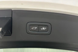 valkoinen Polestar 2 2021 kuva 28.