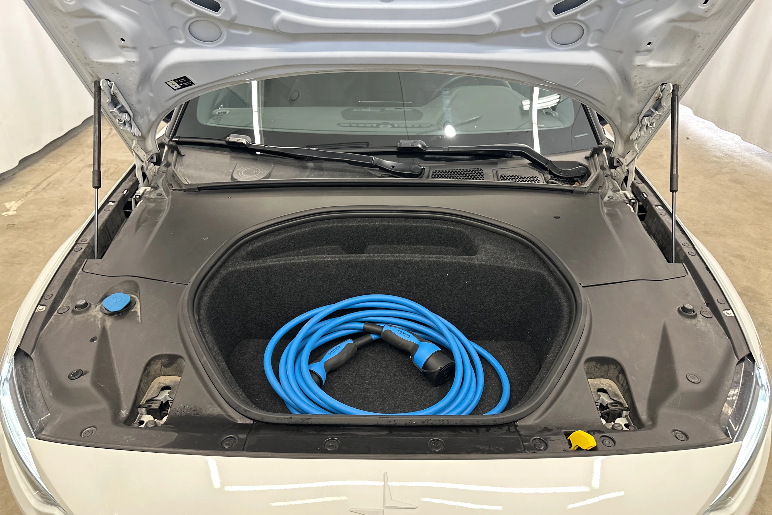 valkoinen Polestar 2 2021 kuva 31.
