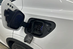 valkoinen Polestar 2 2021 kuva 32.