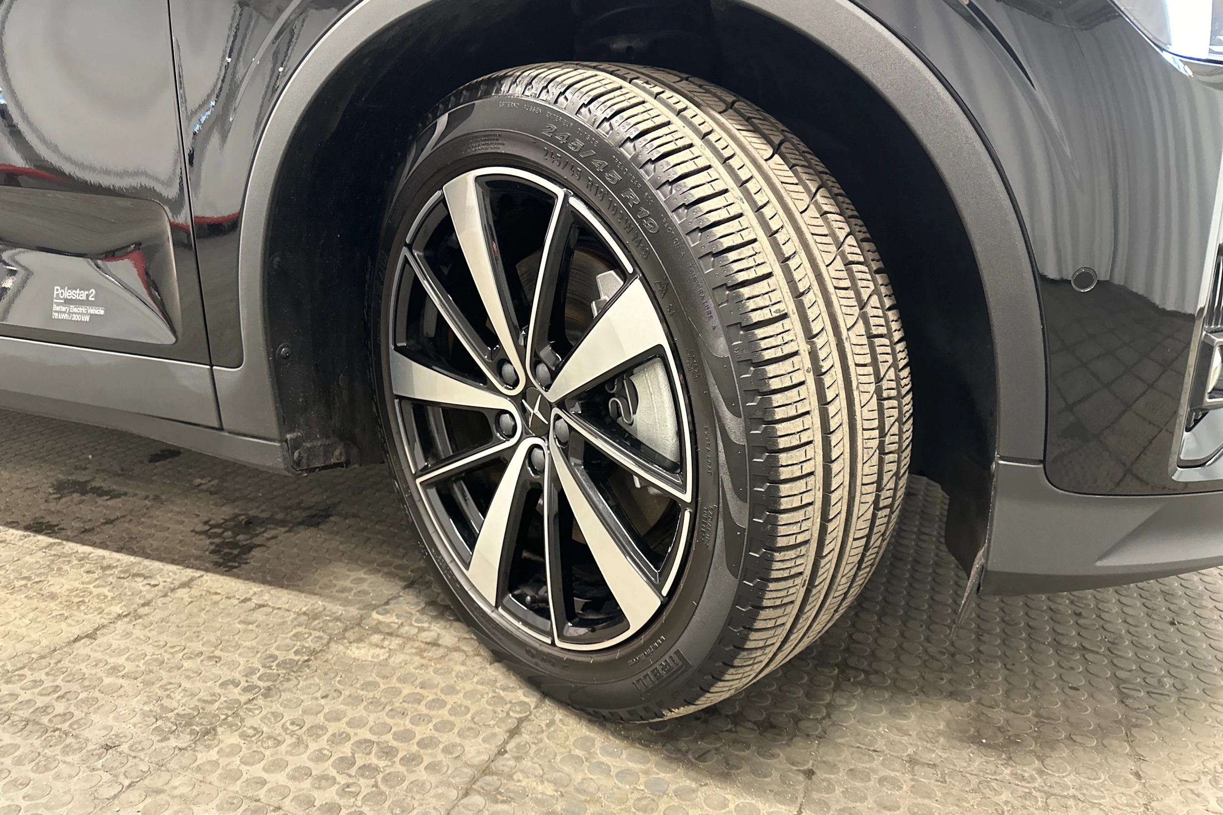 musta Polestar 2 2021 kuva 10.