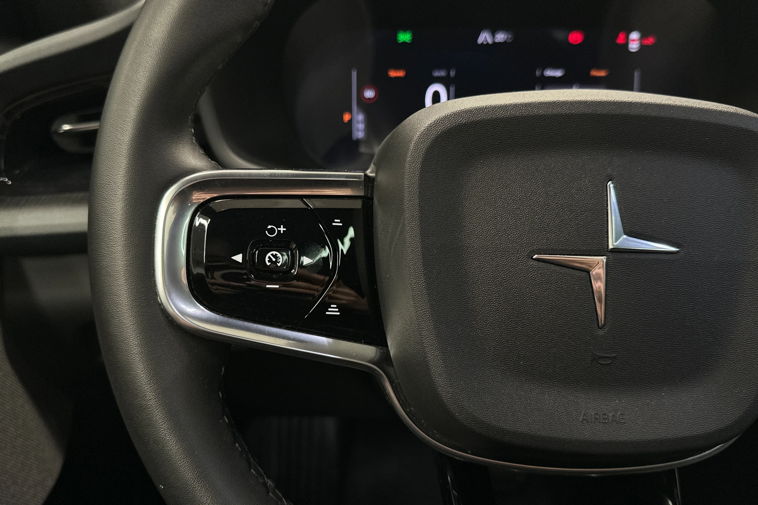 musta Polestar 2 2021 kuva 11.