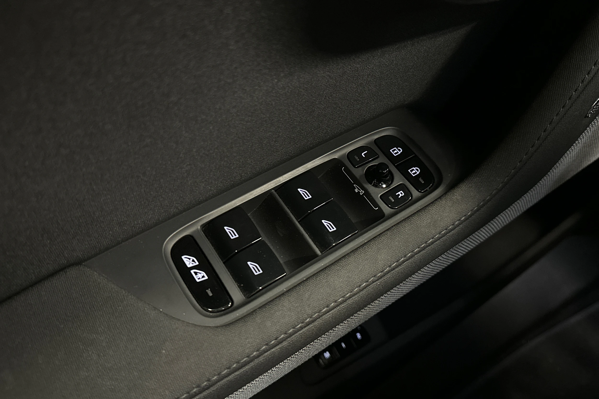 musta Polestar 2 2021 kuva 15.