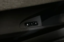 musta Polestar 2 2021 kuva 16.
