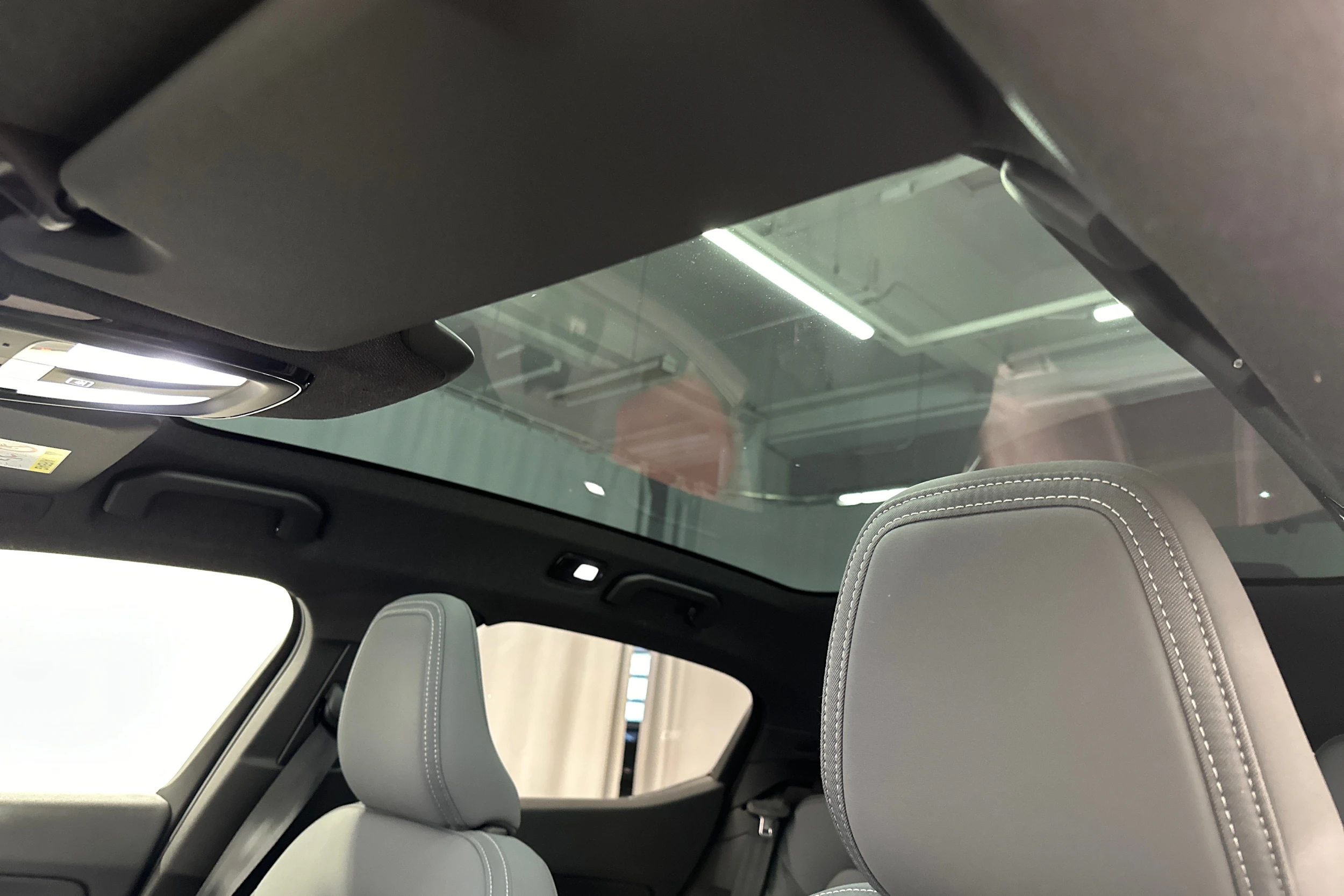 musta Polestar 2 2021 kuva 33.