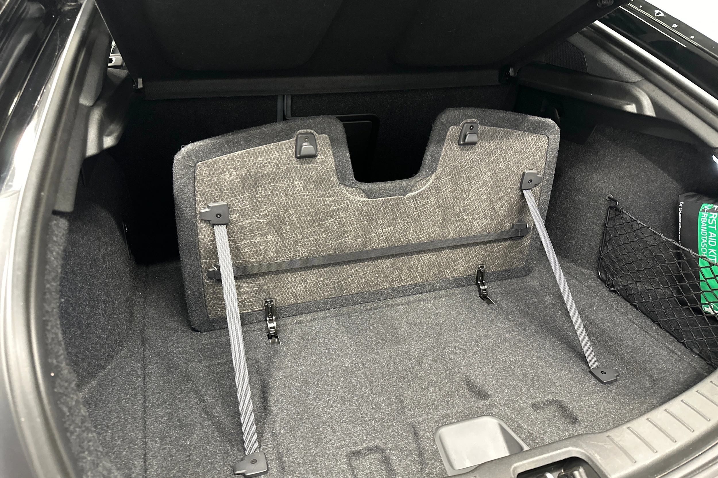 musta Polestar 2 2021 kuva 36.
