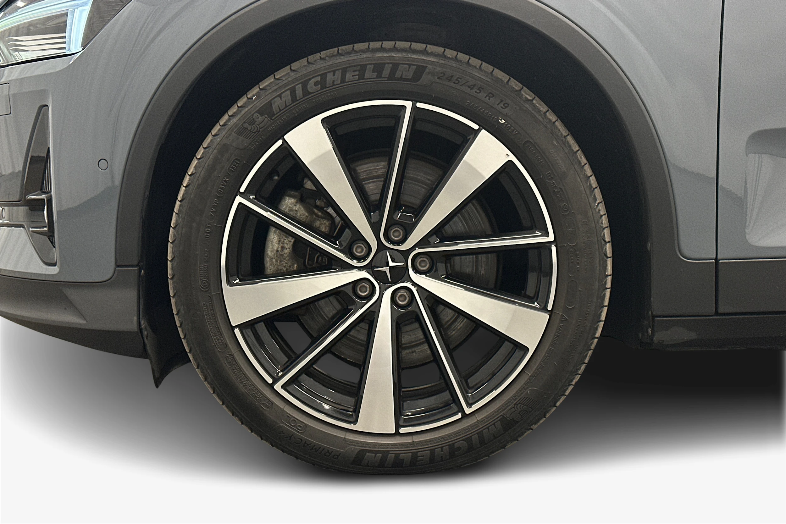harmaa Polestar 2 2022 kuva 9.