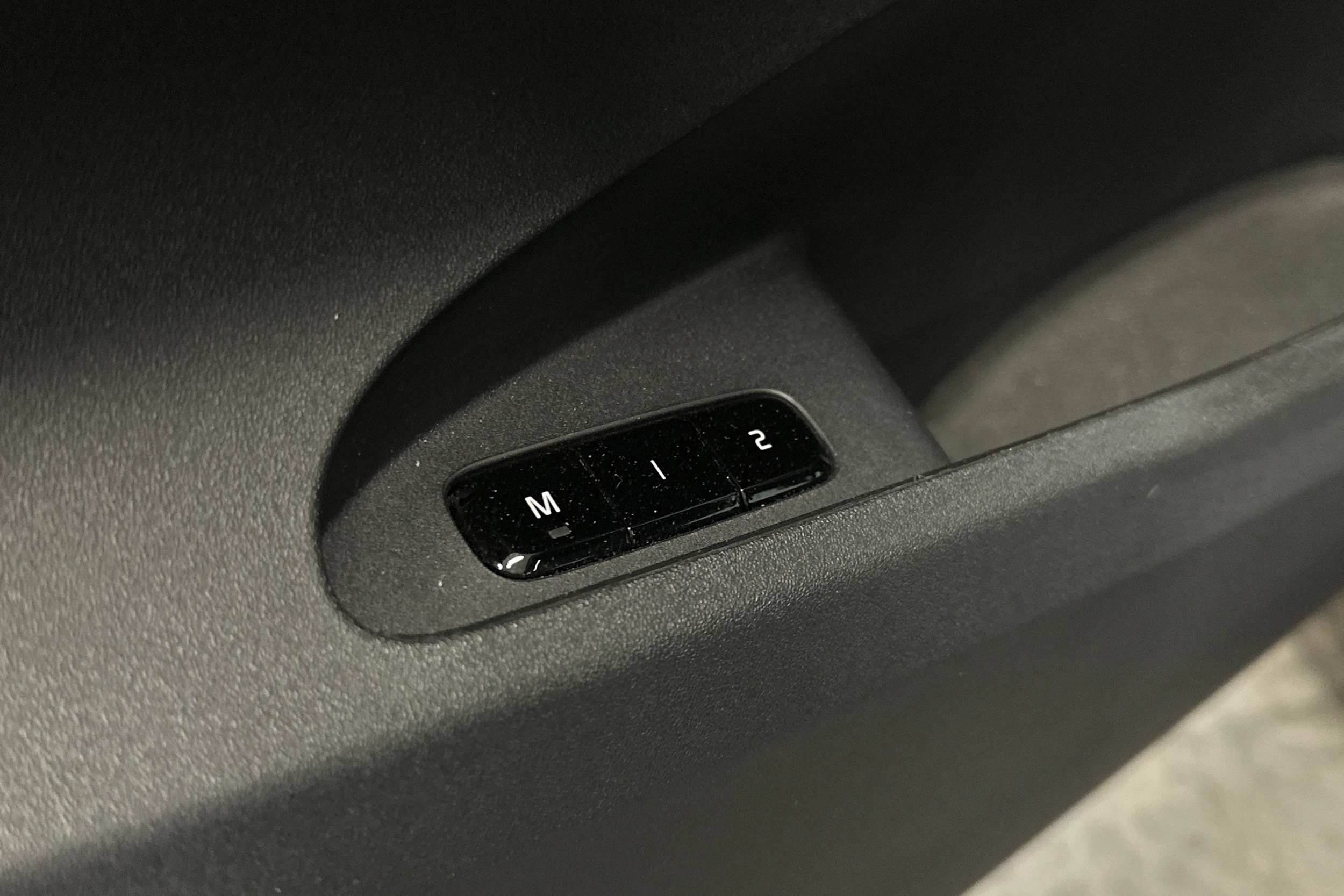 harmaa Polestar 2 2022 kuva 16.