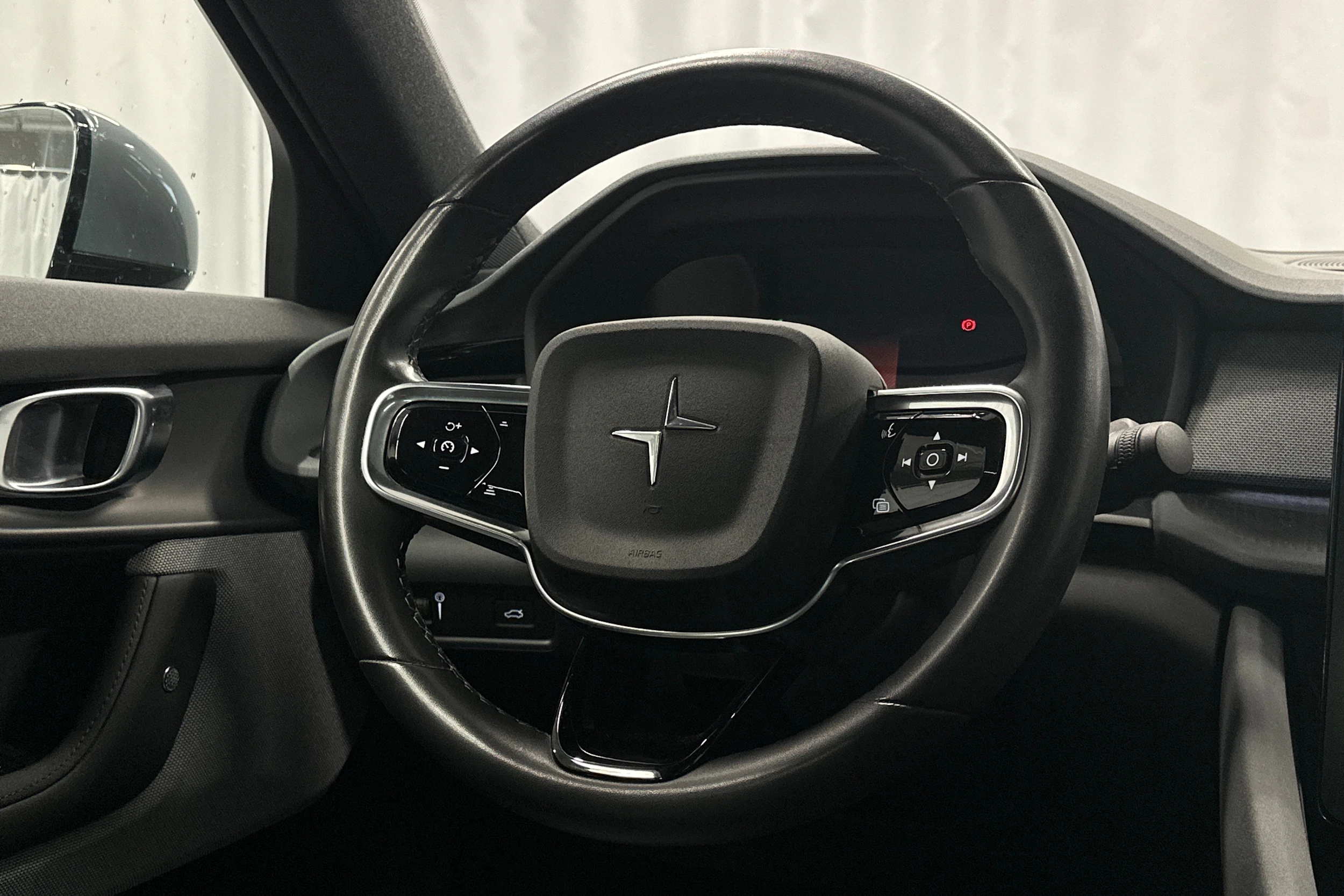 harmaa Polestar 2 2022 kuva 17.