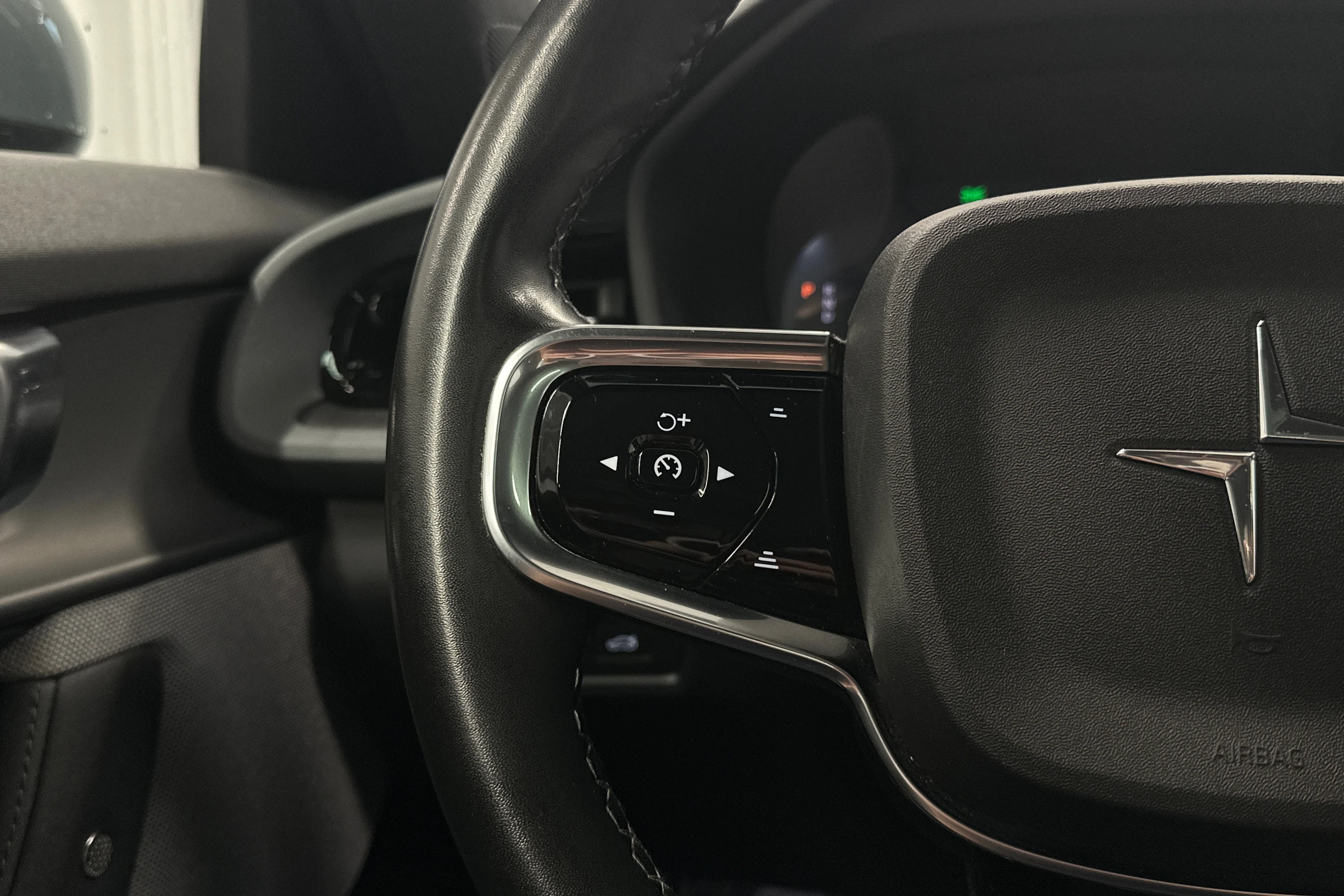 harmaa Polestar 2 2022 kuva 18.