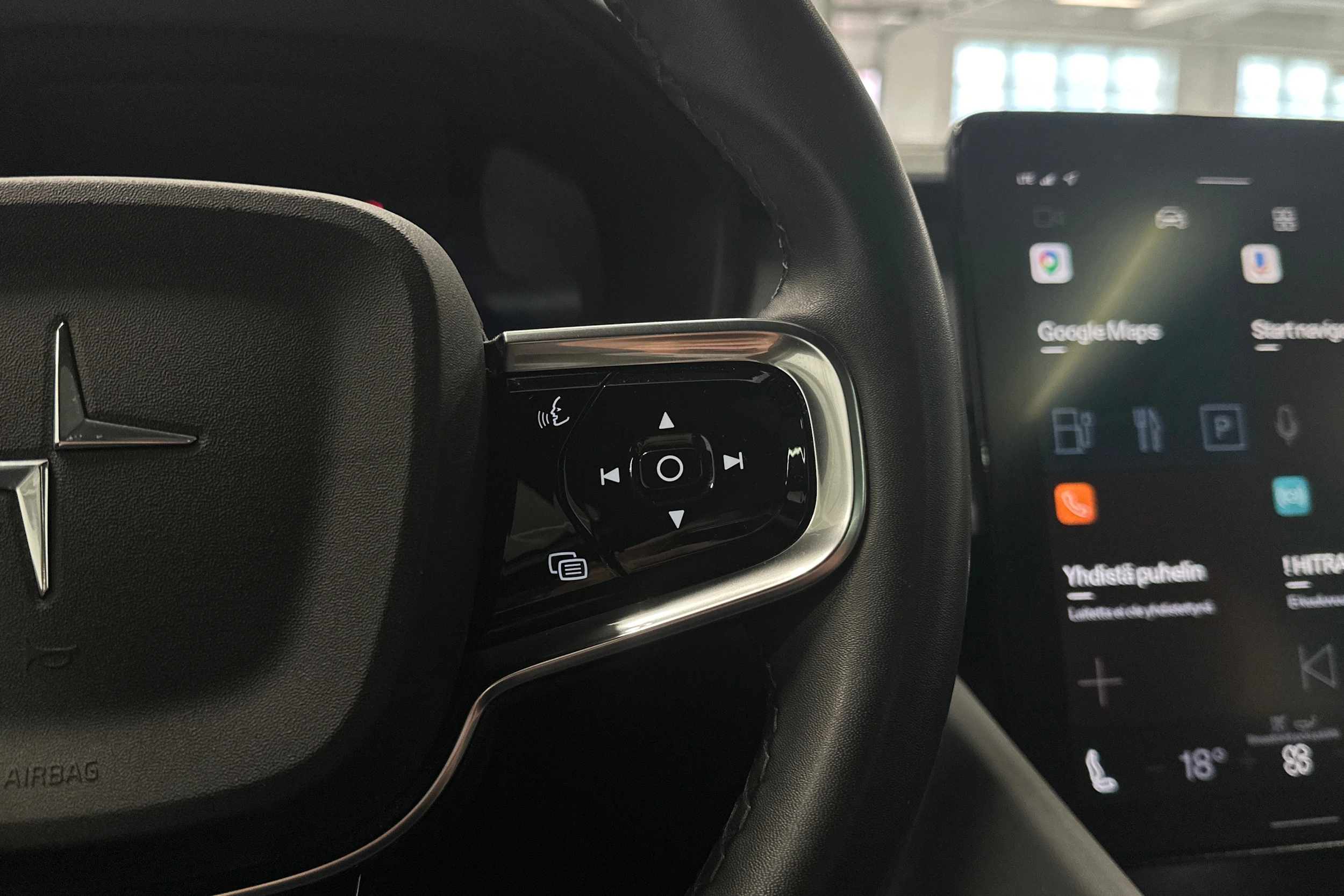 harmaa Polestar 2 2022 kuva 19.