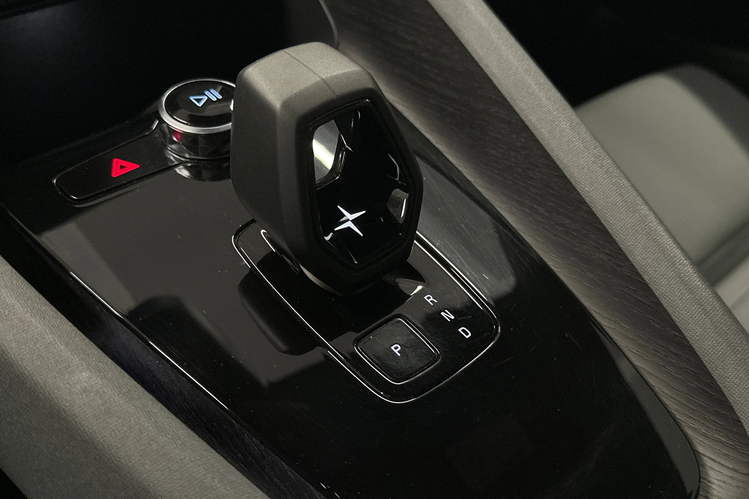 harmaa Polestar 2 2022 kuva 26.