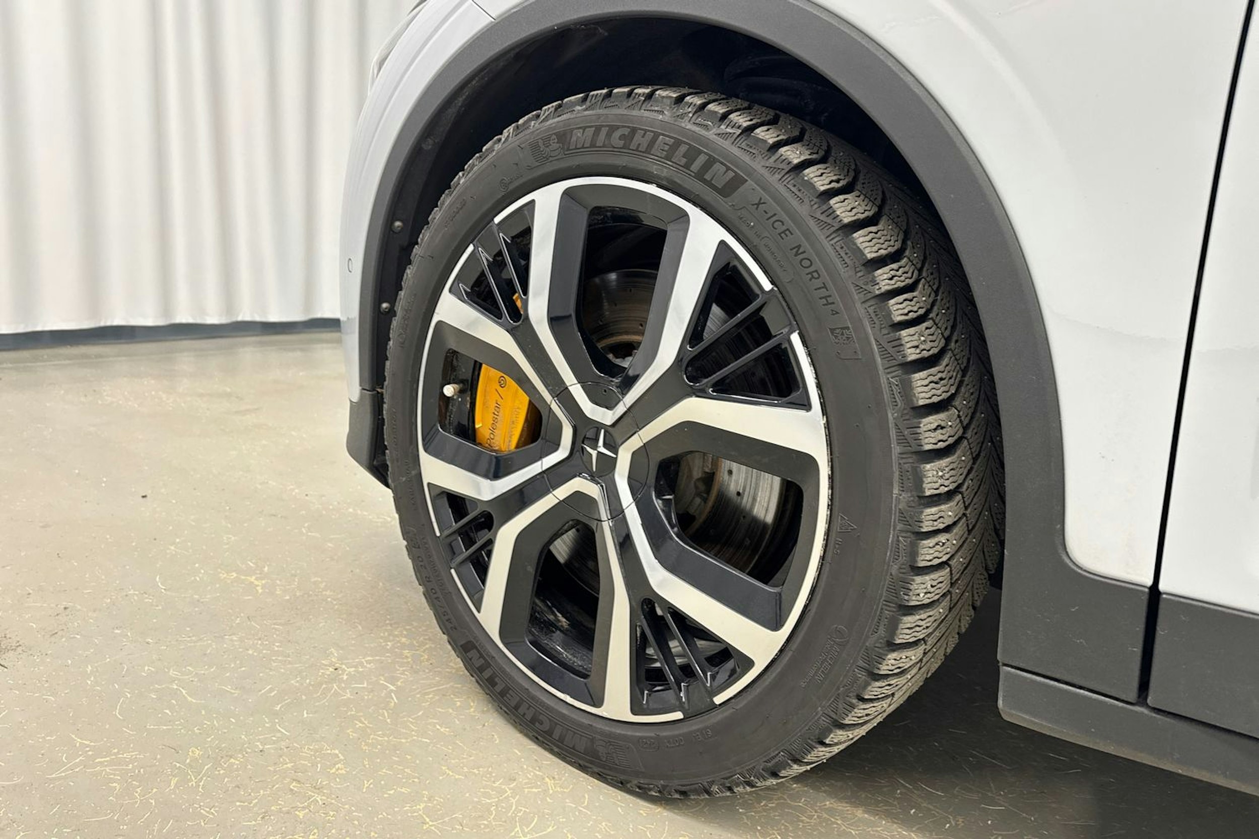 harmaa Polestar 2 2021 kuva 13.