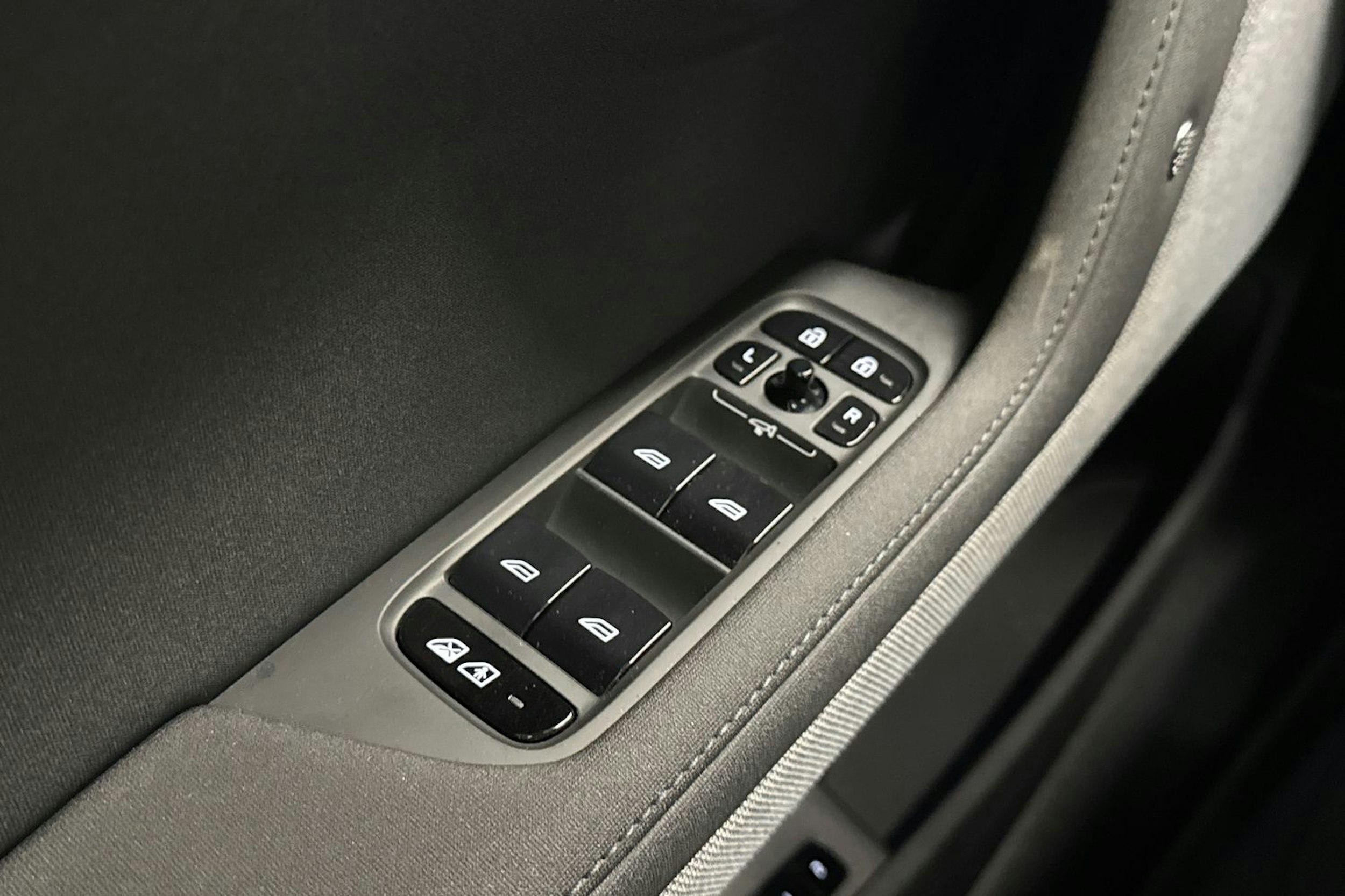 harmaa Polestar 2 2021 kuva 23.