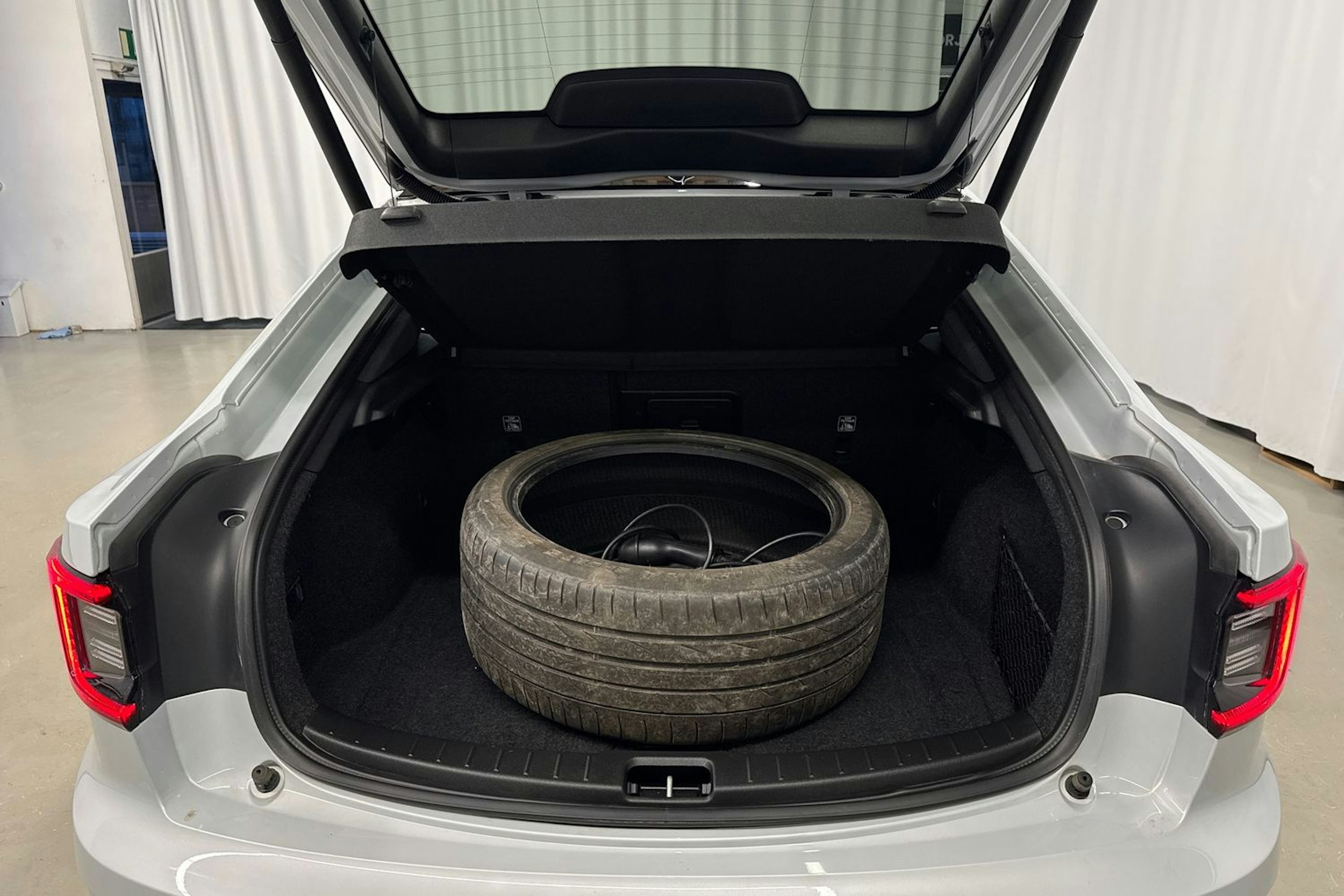 harmaa Polestar 2 2021 kuva 28.