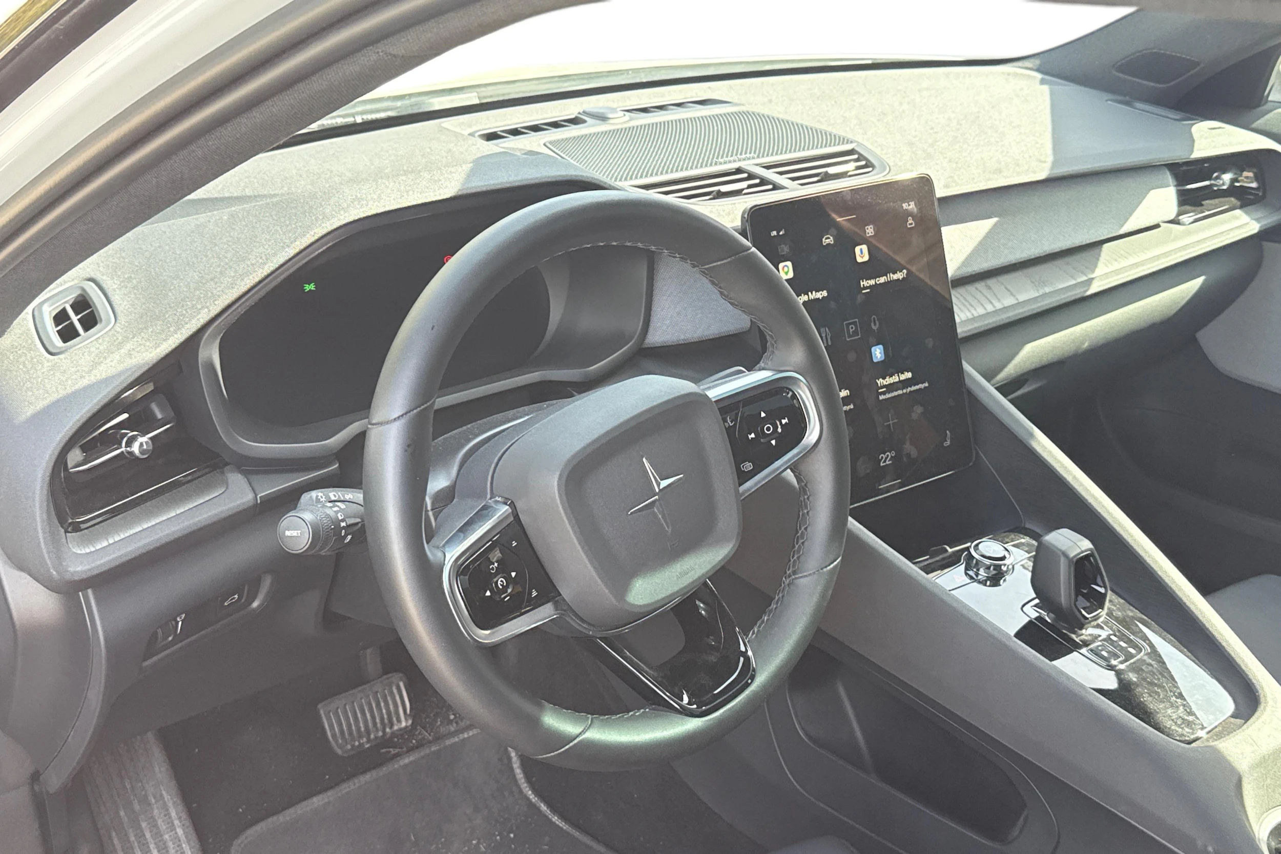 valkoinen Polestar 2 2021 kuva 3.