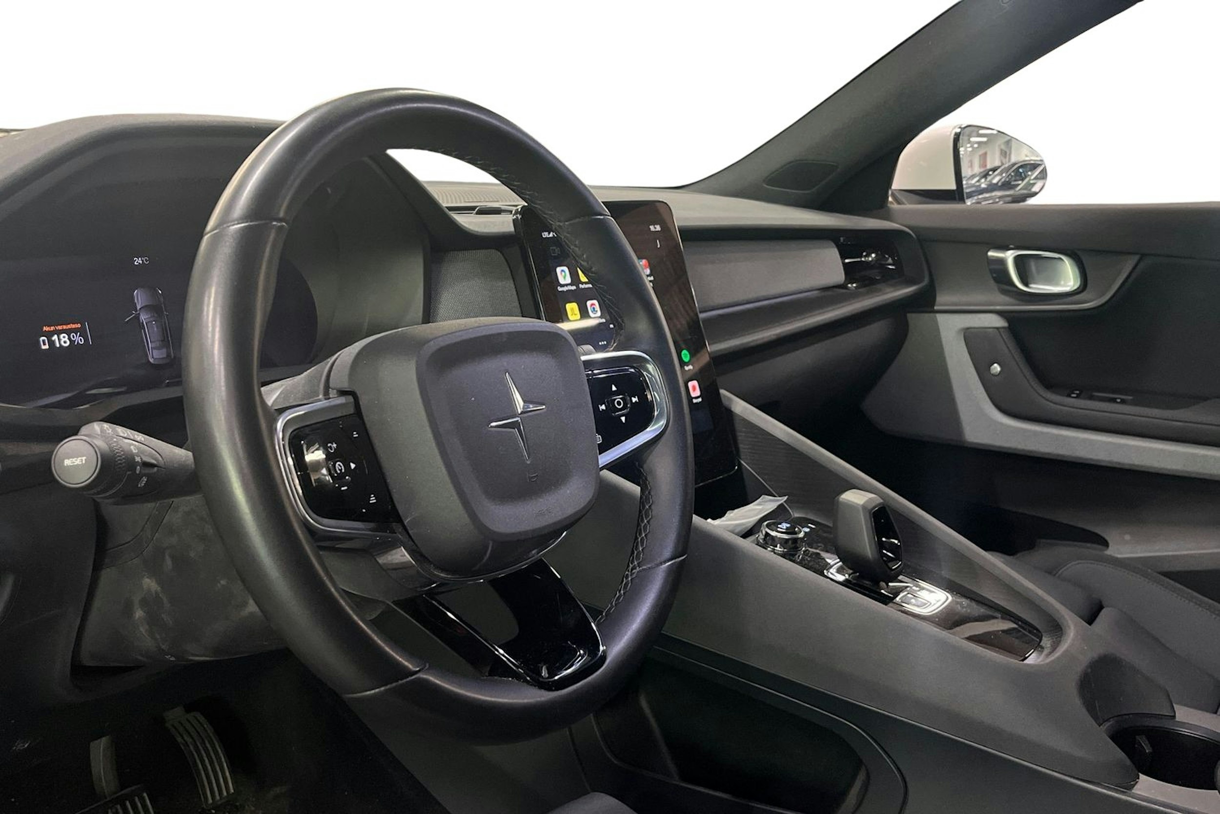 Valkoinen Polestar 2 2021 kuva 3.