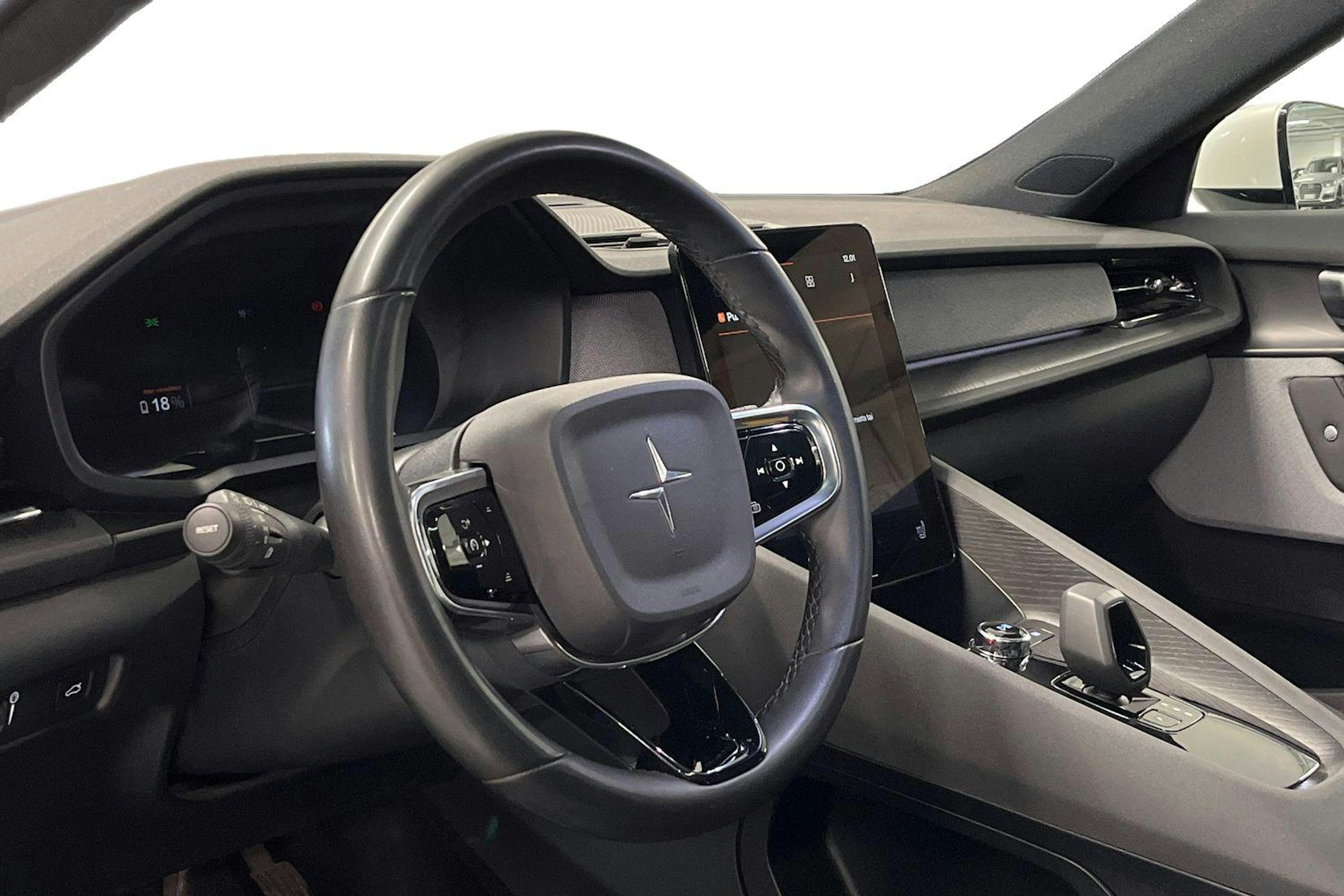Valkoinen Polestar 2 2021 kuva 6.
