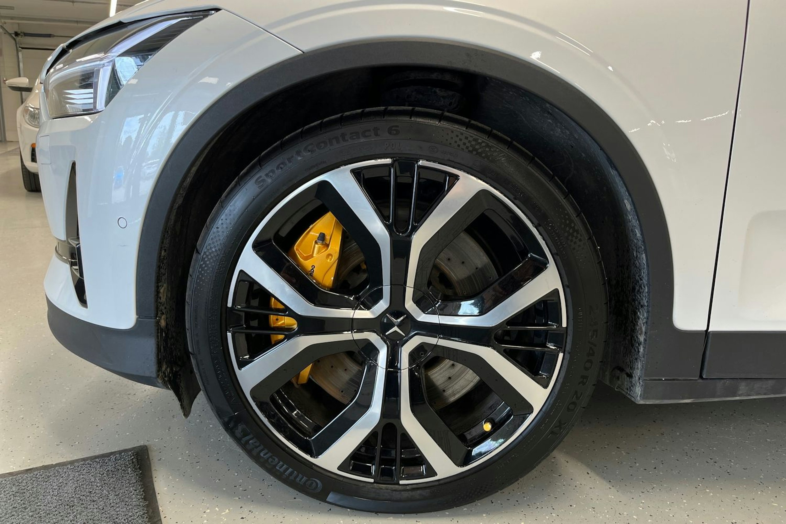 Valkoinen Polestar 2 2021 kuva 9.