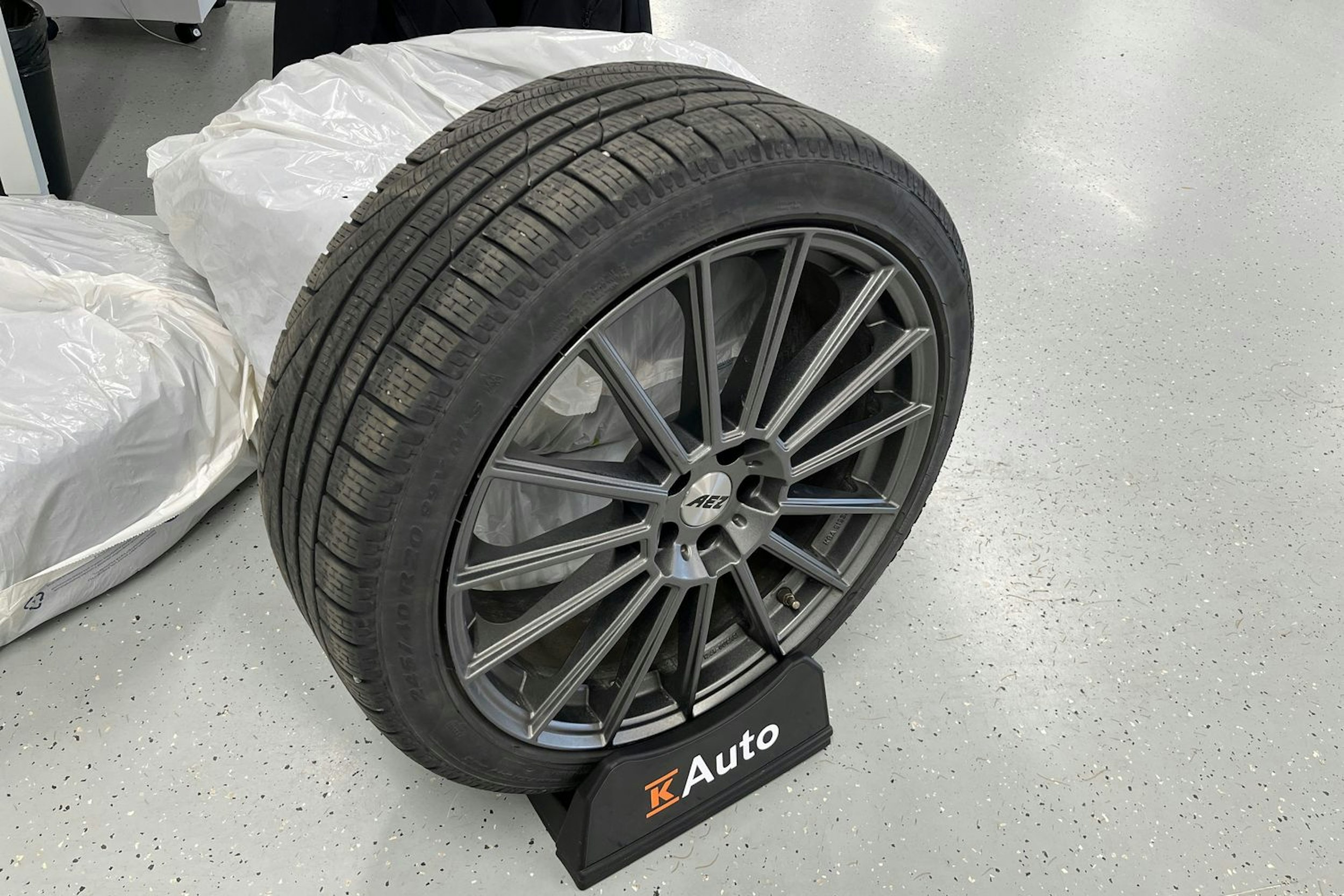 Valkoinen Polestar 2 2021 kuva 10.