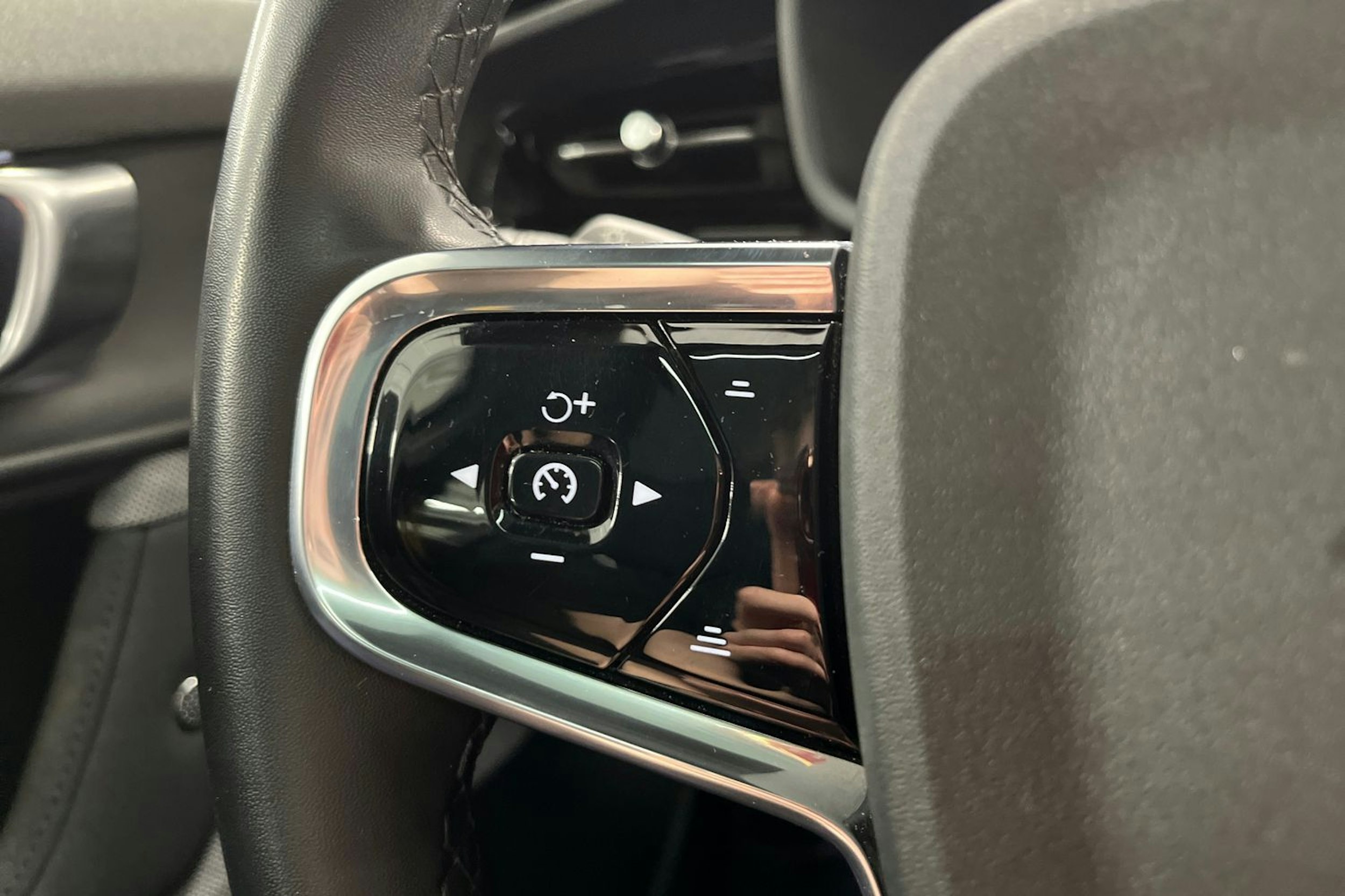 Valkoinen Polestar 2 2021 kuva 13.
