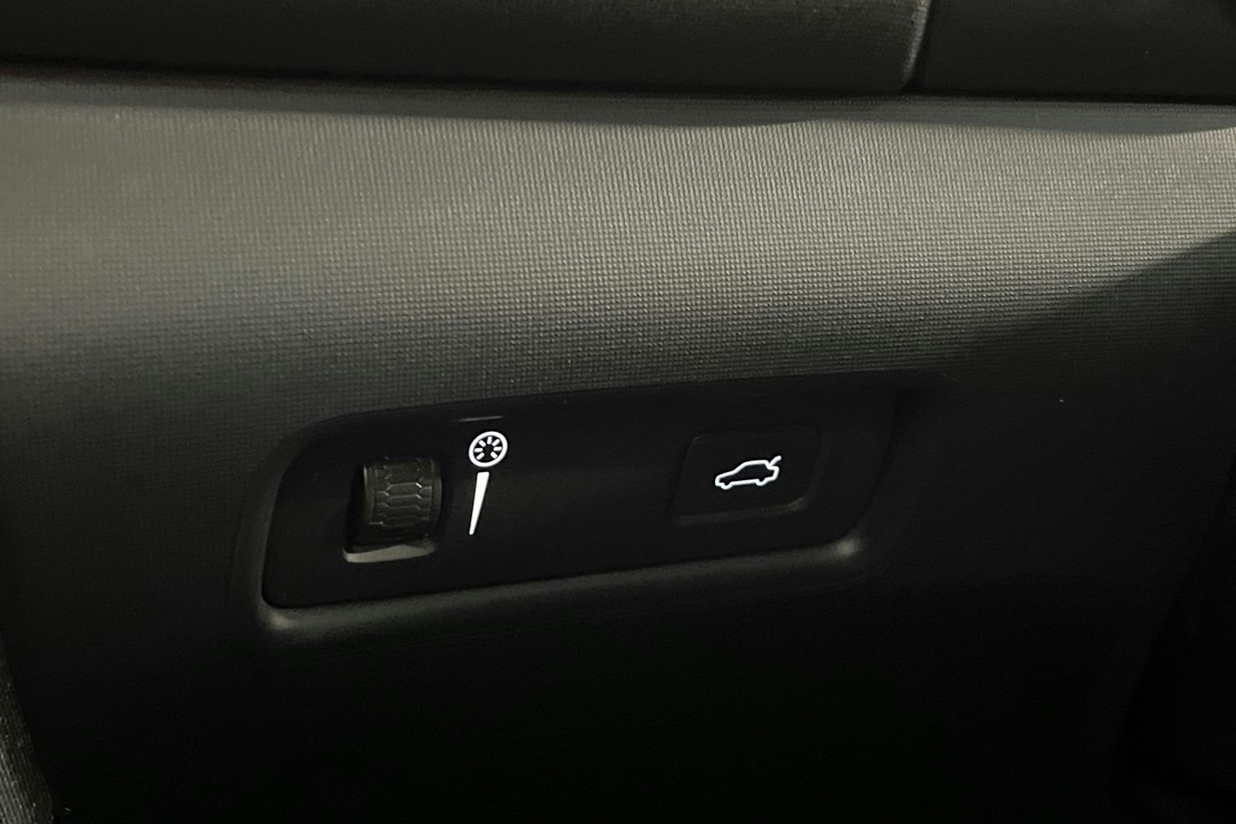 Valkoinen Polestar 2 2021 kuva 15.