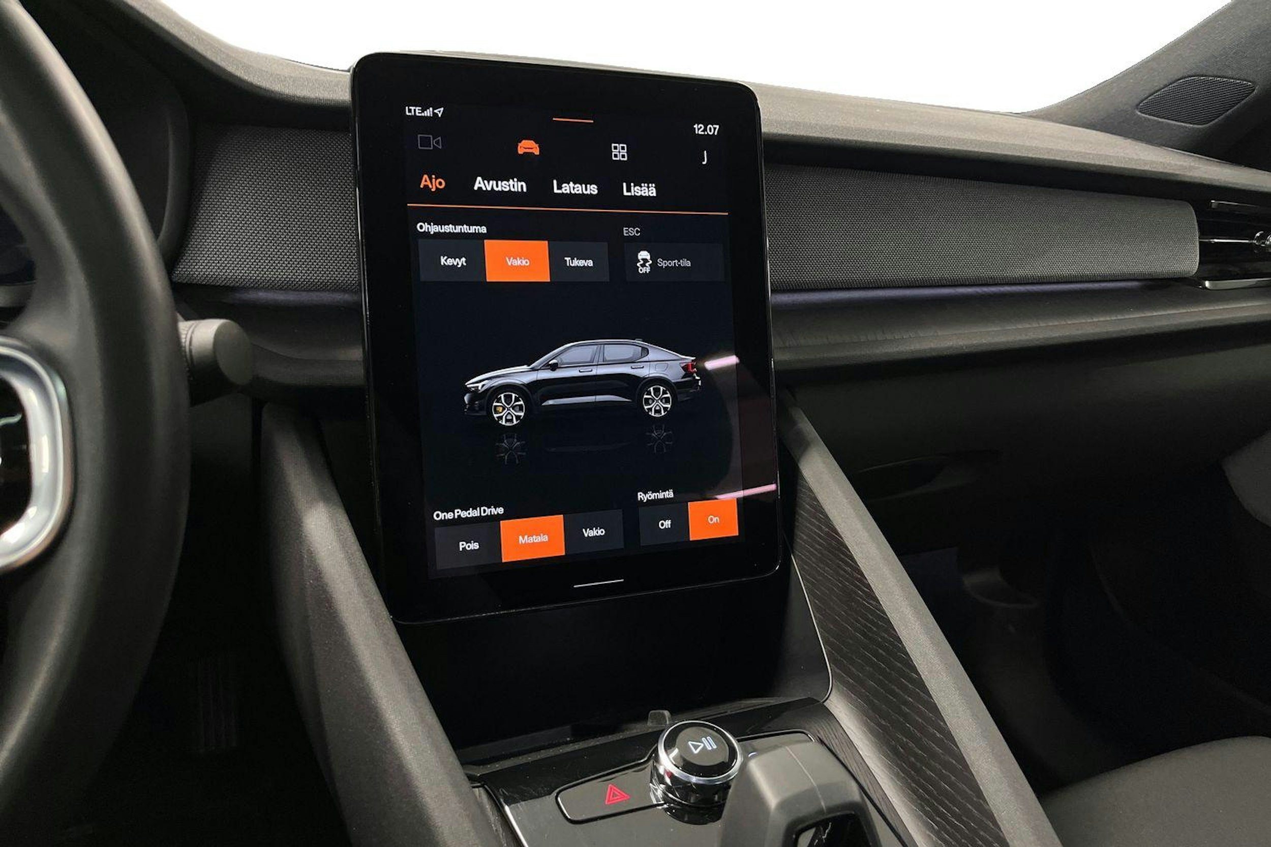 Valkoinen Polestar 2 2021 kuva 16.