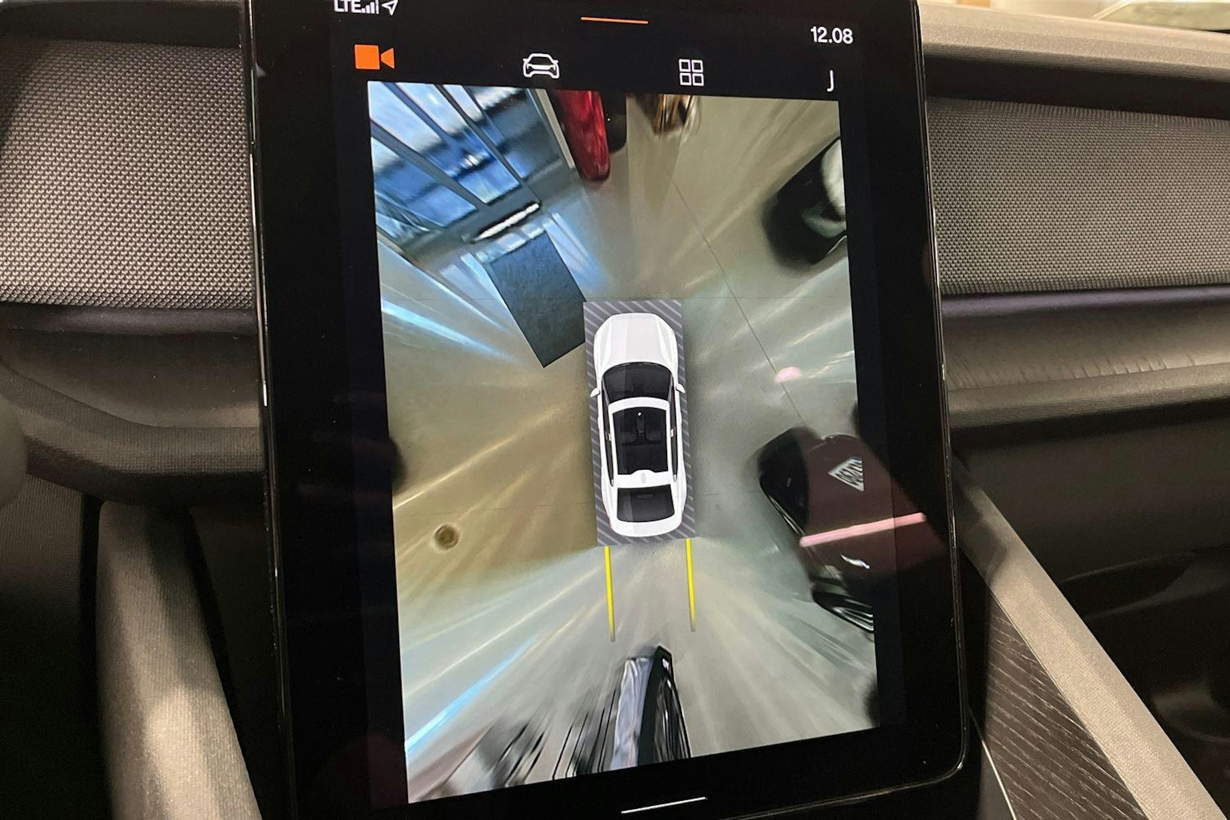 Valkoinen Polestar 2 2021 kuva 19.