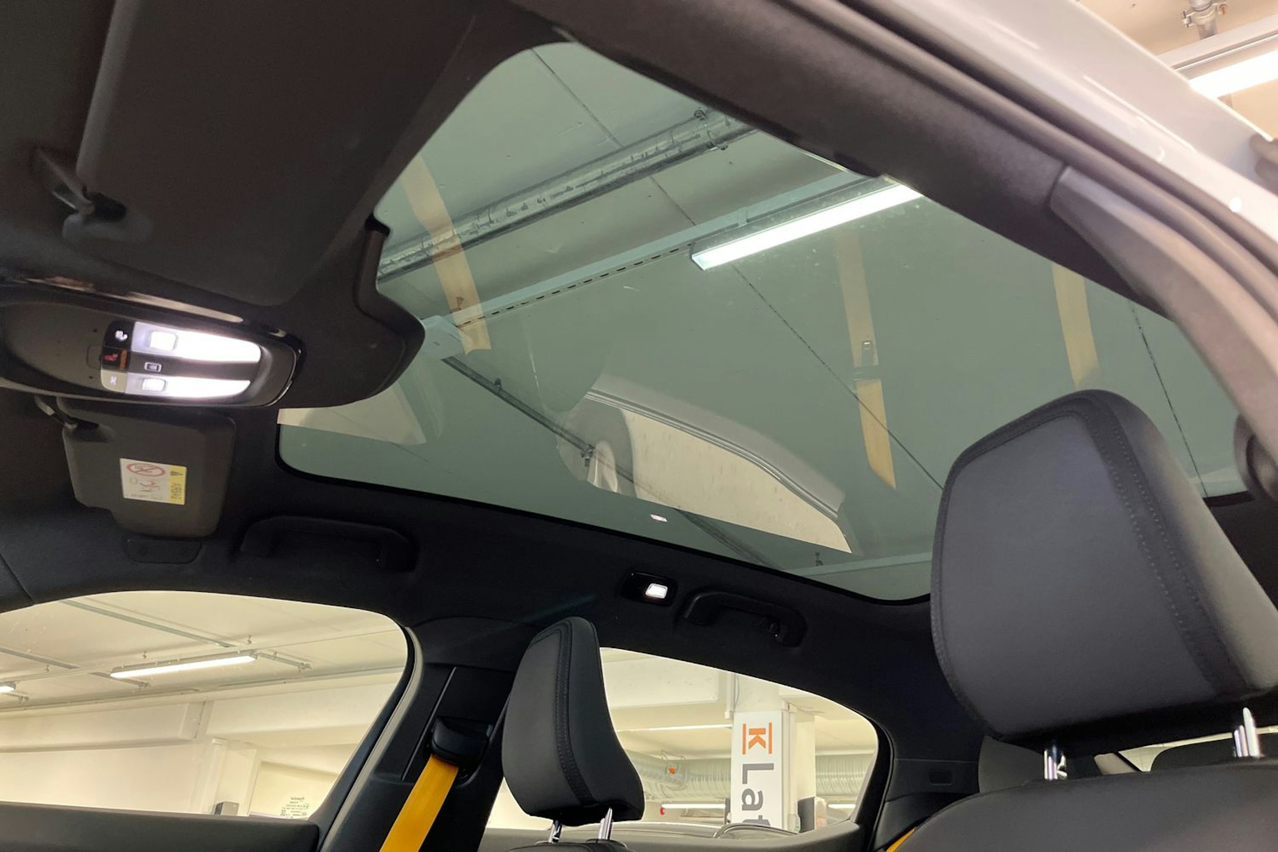 Valkoinen Polestar 2 2021 kuva 21.