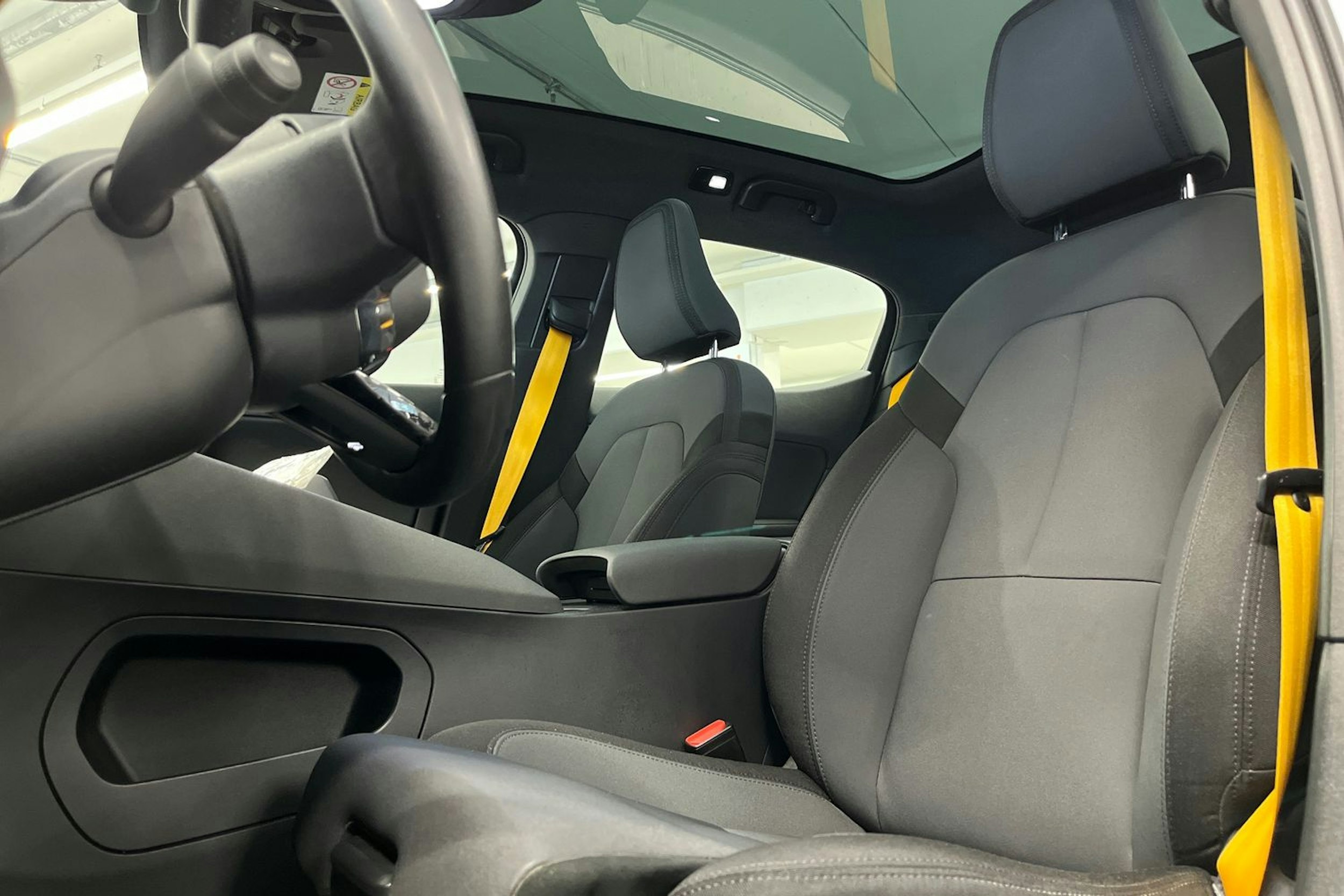 Valkoinen Polestar 2 2021 kuva 22.