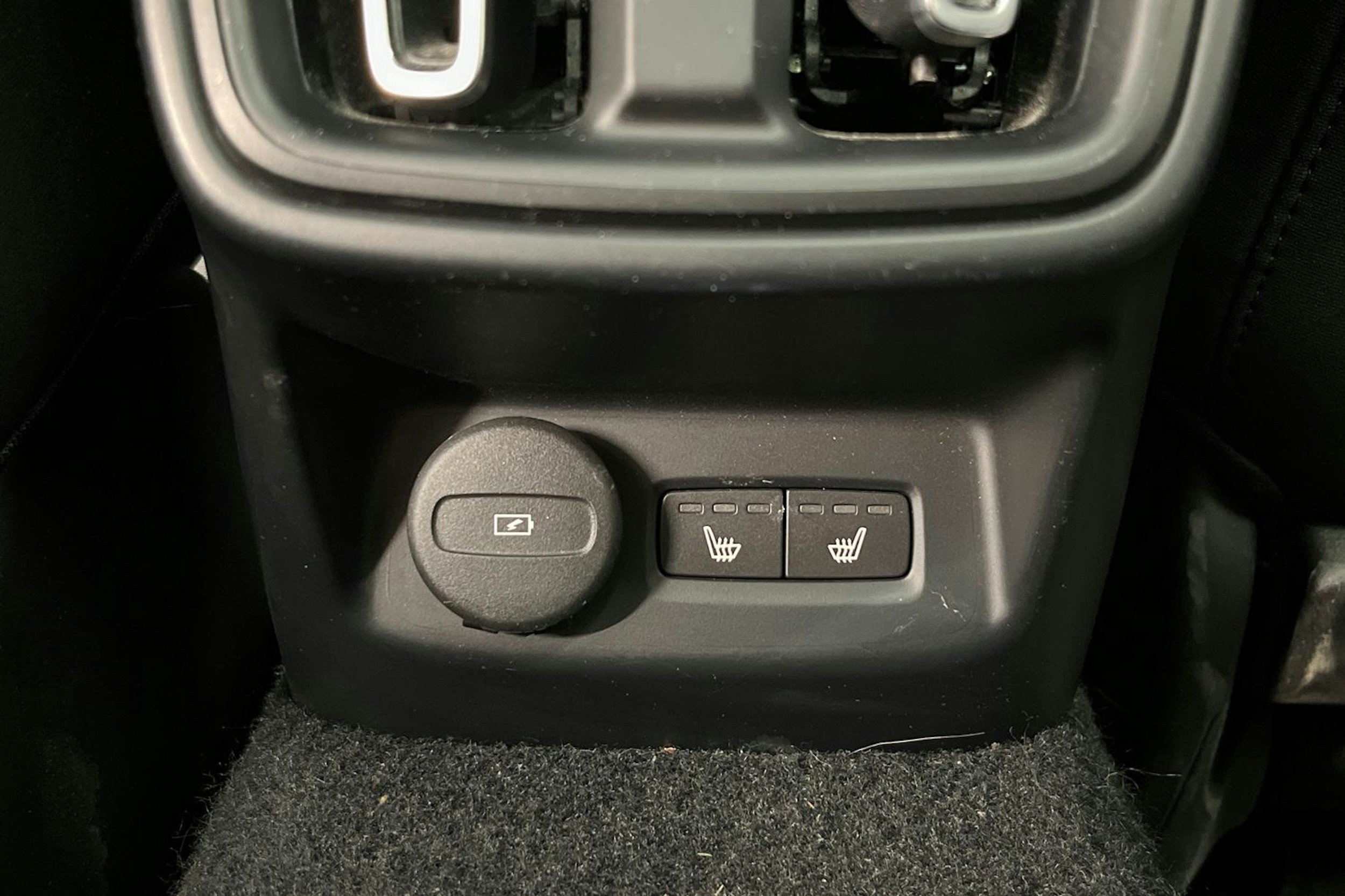 Valkoinen Polestar 2 2021 kuva 26.