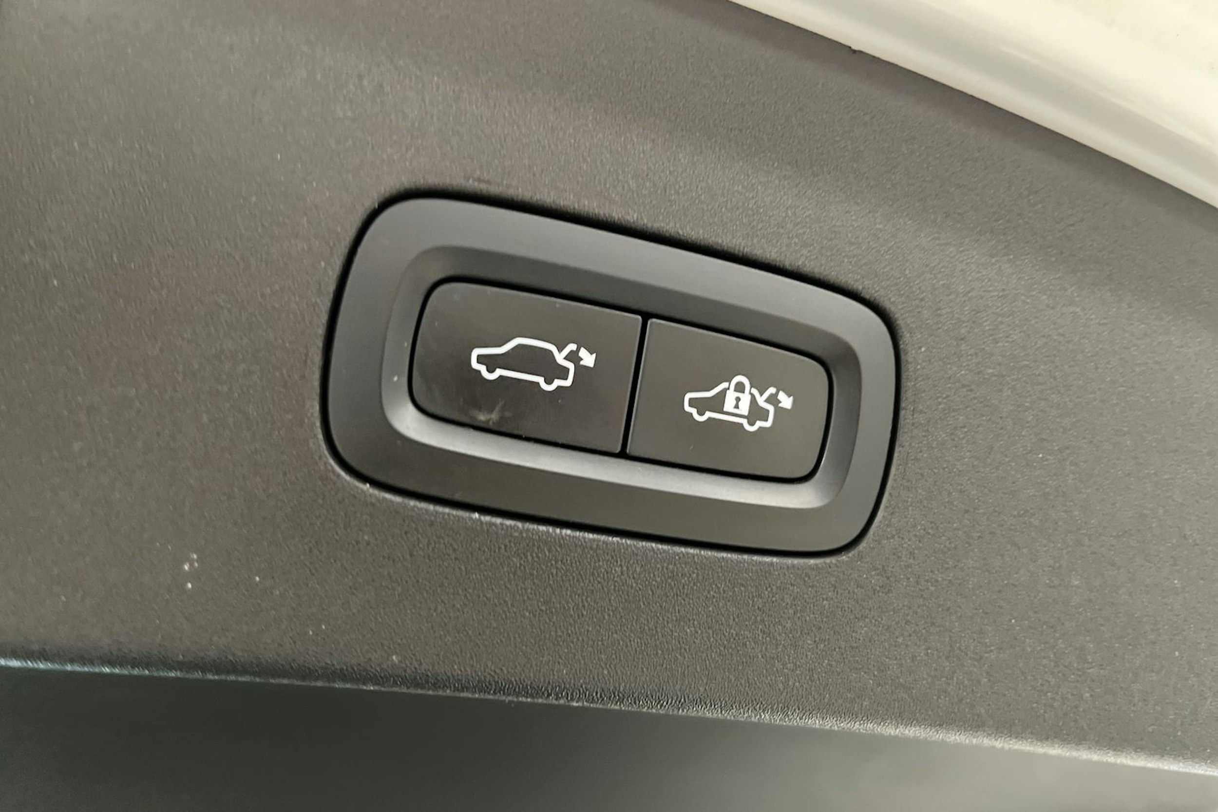 Valkoinen Polestar 2 2021 kuva 28.