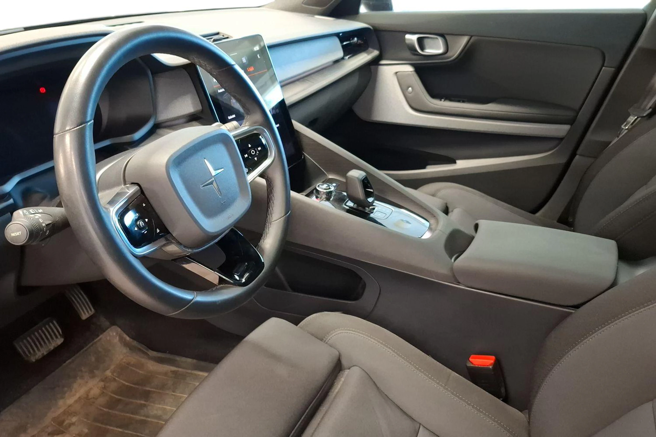 musta Polestar 2 2021 kuva 3.